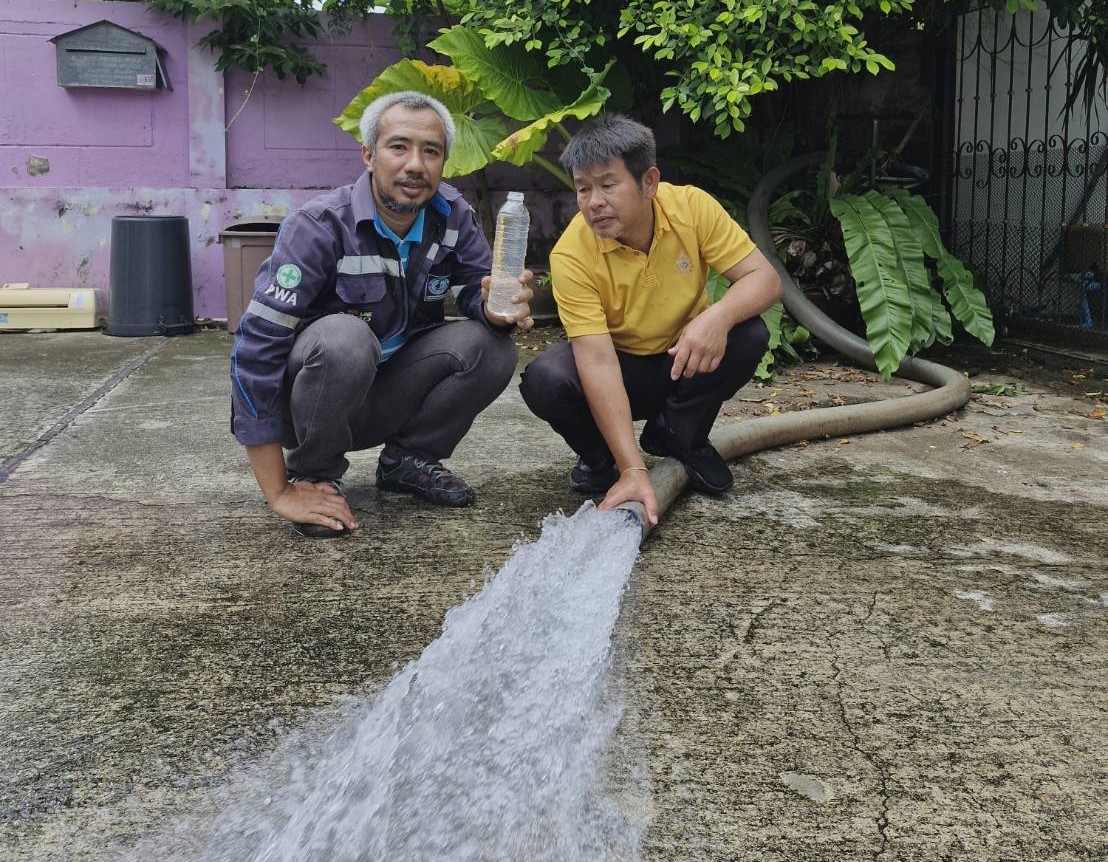 กปภ.สาขาภูเก็ต นำทีมลงพื้นที่ บริเวณหมู่บ้านเอกอันดา ต.ฉลอง อ.เมือง จ.ภูเก็ต ดำเนินการระบายตะกอนในเส้นท่อจ่ายน้ำ (Blow off)