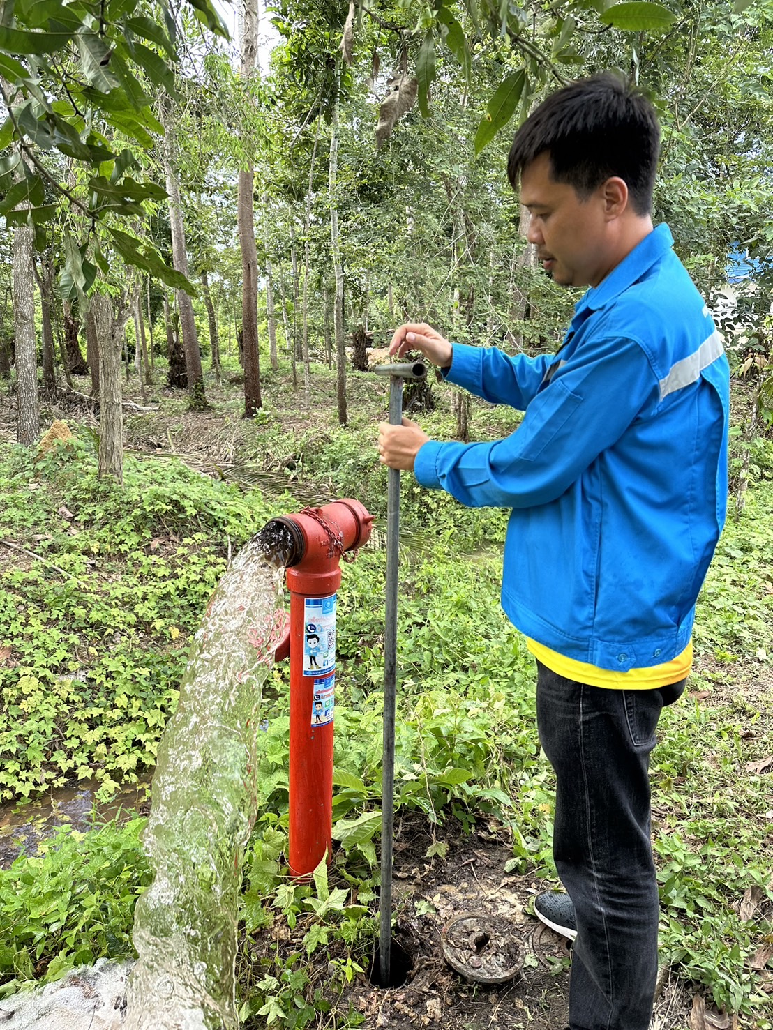 กปภ.สาขาบ้านตาขุน ดำเนินการระบายตะกอนในเส้นท่อจำหน่ายน้ำ