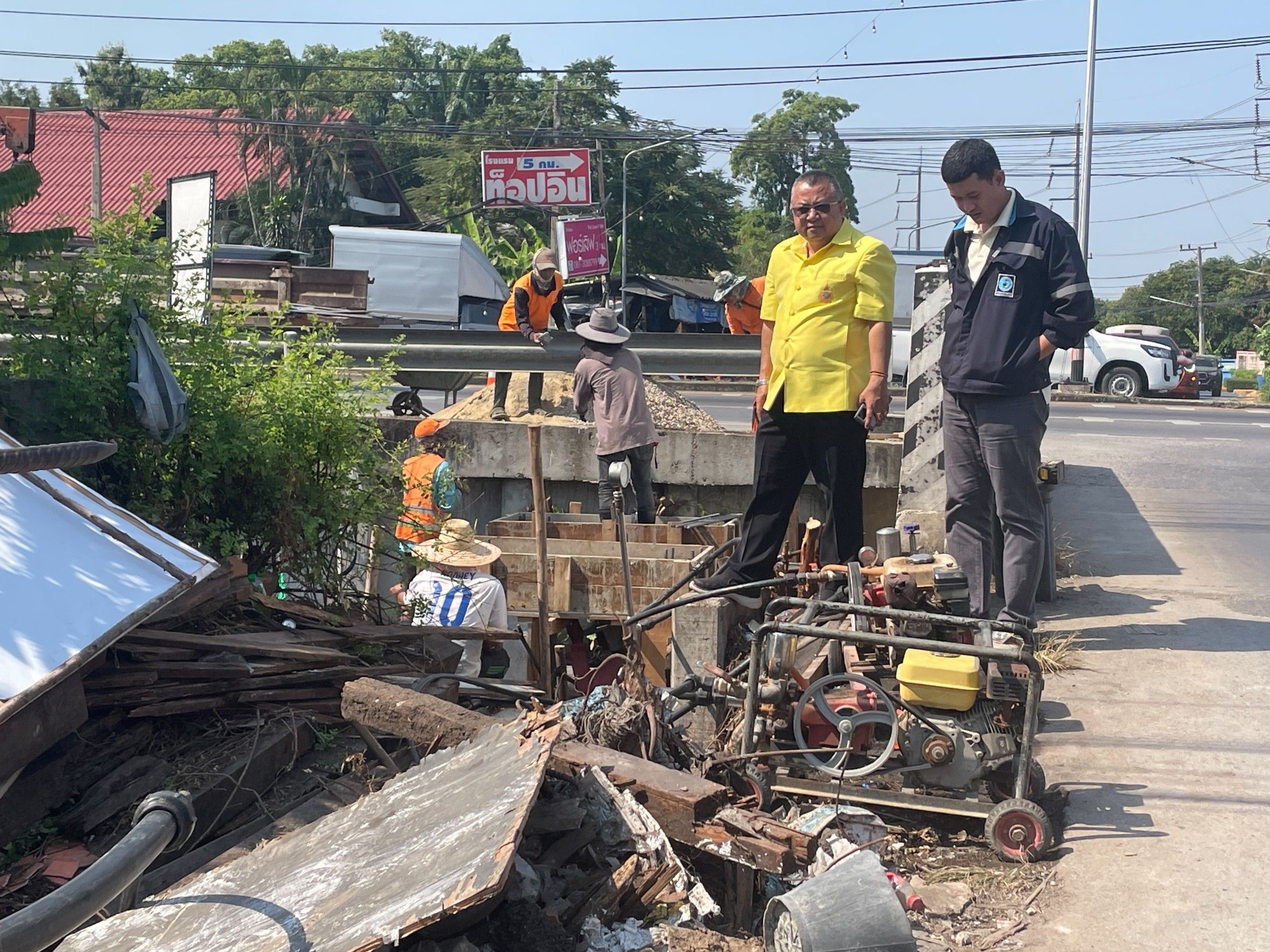 ผจก.กปภ.(พ)สาขาสมุทรสาคร ลงพื้นติดตามเร่งรัดงานวางท่อเสริมแรงดัน ปลายพื้นที่ปลายท่อ กปภ.