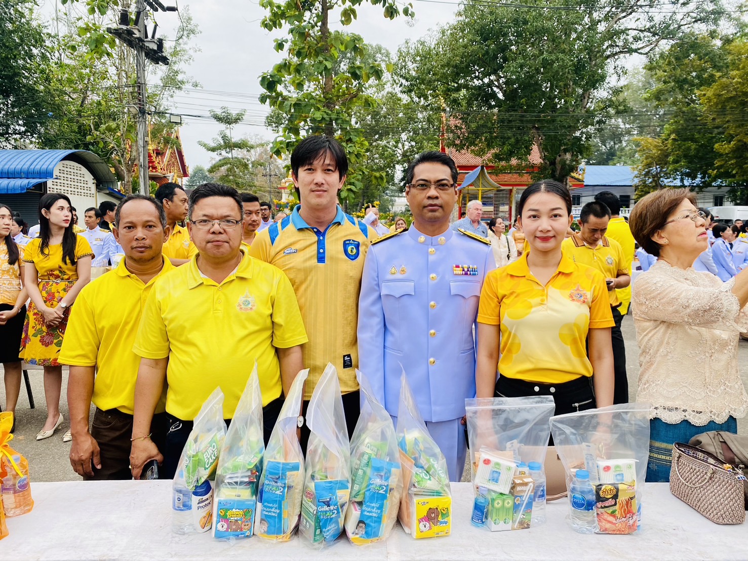 การประปาส่วนภูมิภาคสาขากระบี่ พร้อมใจกันทำบุญตักบาตรถวายพระราชกุศลแด่พระบาทสมเด็จพระบรมชนกาธิเบศร มหาภูมิพลอดุลยเดชมหาราช บรมนาถบพิตรด้วยสำนึกในพระมหากรุณาธิคุณ เนื่องในวันคล้ายวันพระบรมราชสมภพ วันชาติและวันพ่อแห่งชาติ 5 ธันวาคม