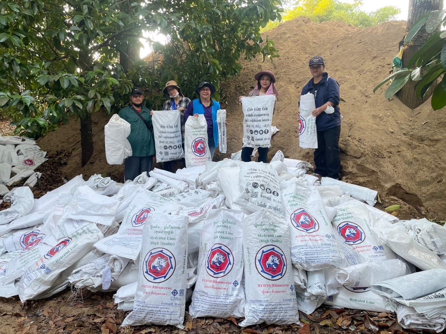 กปภ.สาขาขลุง เข้าร่วมกิจกรรมโครงการรักษ์ตรอกนอง สร้างฝายชะลอน้ำตามโครงการพระราชดำริเพื่อการอนุรักษ์และบริหารจัดการน้ำ ต.ตรอกนอง