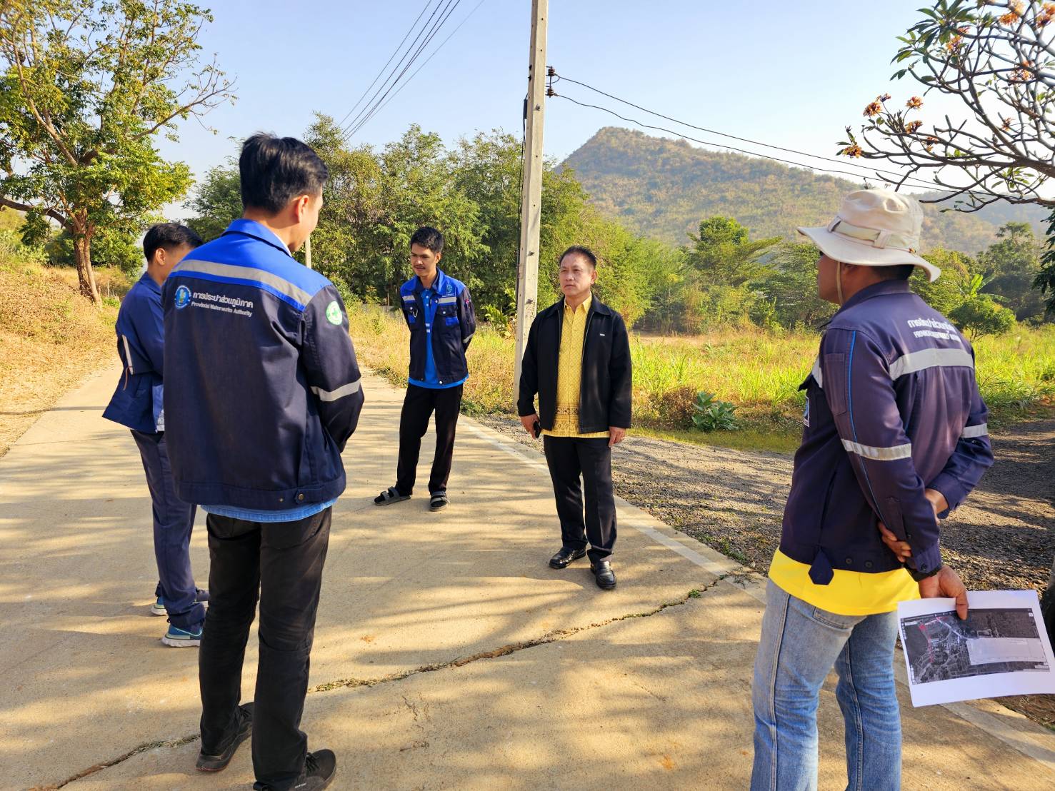 กปภ.สาขาปราณบุรี ร่วมกับคณะผู้นำท้องถิ่น อบต.ปากน้ำปราณ และผู้ใหญ่บ้านหมู่บ้านหนองบัว ลงพื้นที่ตรวจสอบแก้ไขปัญหาการขยายพื้นที่ วางท่อเมนประปาให้ครอบคลุม  ณ บริเวณ  ตำบลปากน้ำปราณ อำเภอปราณบุรี จ.ประจวบคีรีขันธ์