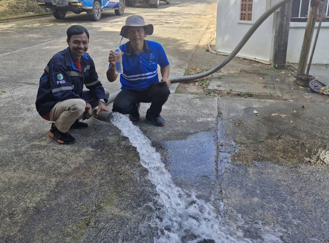 กปภ.สาขาภูเก็ต นำทีมลงพื้นที่ บริเวณ หมู่บ้านเดอะวัลเล่ย์ ถ.ศรีสุนทร  ต.ศรีสุนทร อ.ถลาง  จ.ภูเก็ต ดำเนินการระบายตะกอนในเส้นท่อจ่ายน้ำ (Blow off)