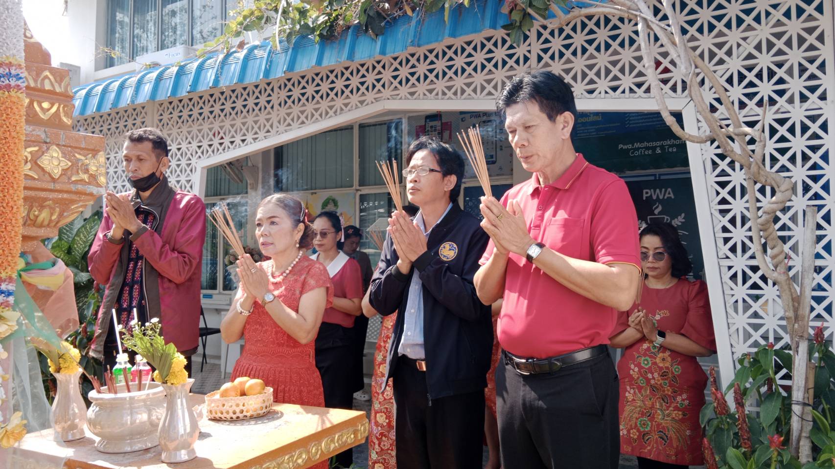 กปภ.สาขามหาสารคาม ร่วมกันถวายเครื่องสักการะแก่พระภูมิเจ้าที่ และพระแม่ธรณีวิสุทธิสรรพสักขีบารมีธำรงชล พร้อมมอบกระเป๋าที่ระลึกและส้มให้ลูกค้า เนื่องในเทศกาลวันตรุษจีน ประจำปี 2568