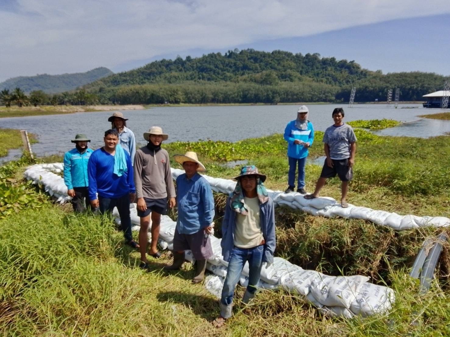 การประปาส่วนภูมิภาคสาขาบางสะพาน ร่วมกันกั้นกระสอบทราย บริเวณสปริงเวย์ทางไหลระบาย             ของน้ำดิบในอ่างเก็บน้ำช้างแรก