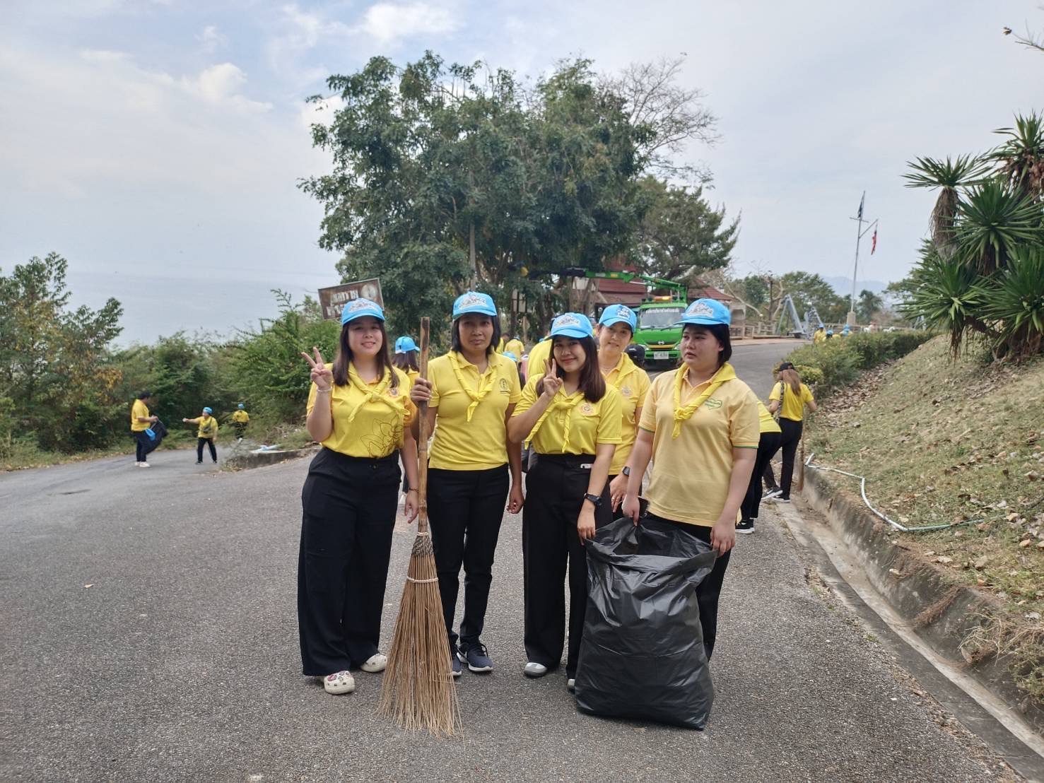 กปภ.สาขาบางสะพาน เข้าร่วมกิจกรรมจิตอาสาพัฒนา เนื่องในโอกาสวันสำคัญของชาติไทย " วันพ่อขุนรามคำแหงมหาราช ณ พระมหาธาตุเจดีย์ภักดีประกาศ ม.9 ต.ธงชัย อ.บางสะพาน จ.ประจวบคีรีขันธ์