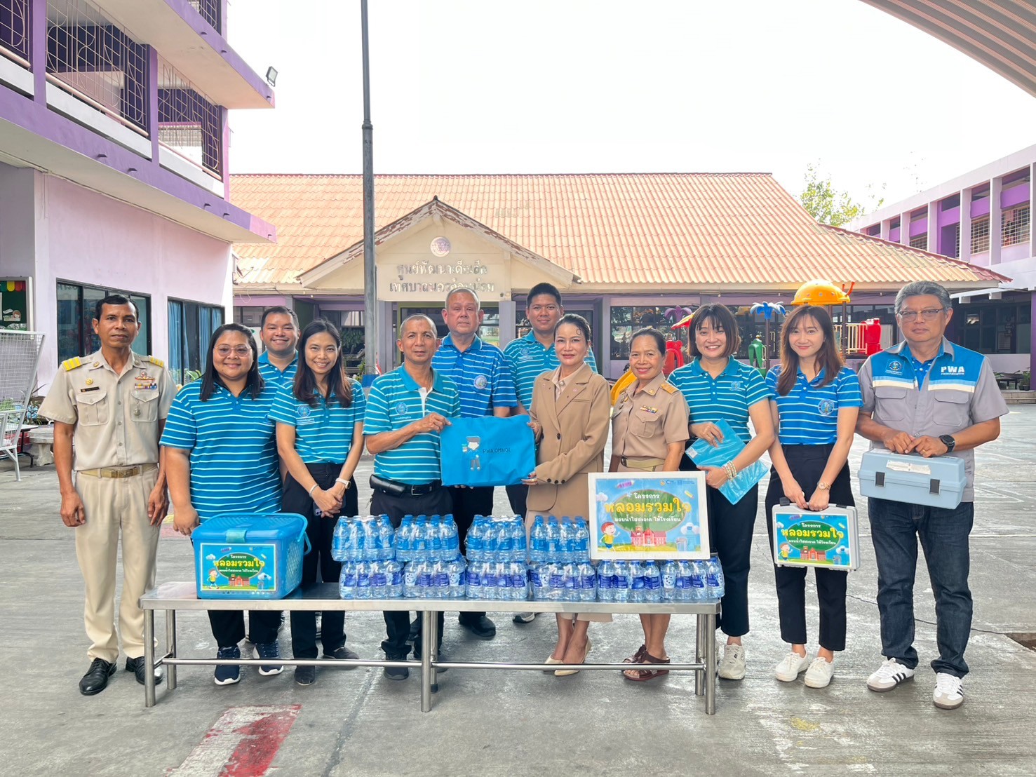 กปภ.สาขาอ้อมน้อย ร่วมจัดกิจกรรมโครงการ หลอมรวมใจ มอบน้ำใสสะอาดให้โรงเรียน ประจำปี 2568