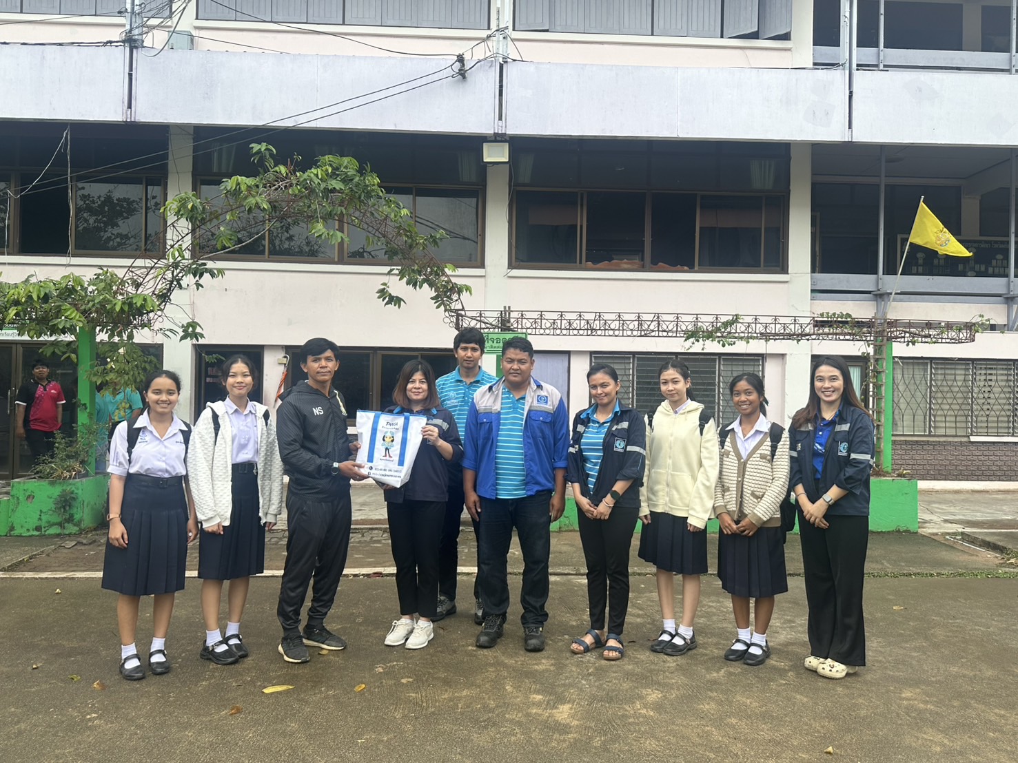 กปภ.สาขาบางสะพาน สานต่อโครงการ หลอมรวมใจ มอบน้ำใสสะอาดให้โรงเรียน ระยะที่ 2
