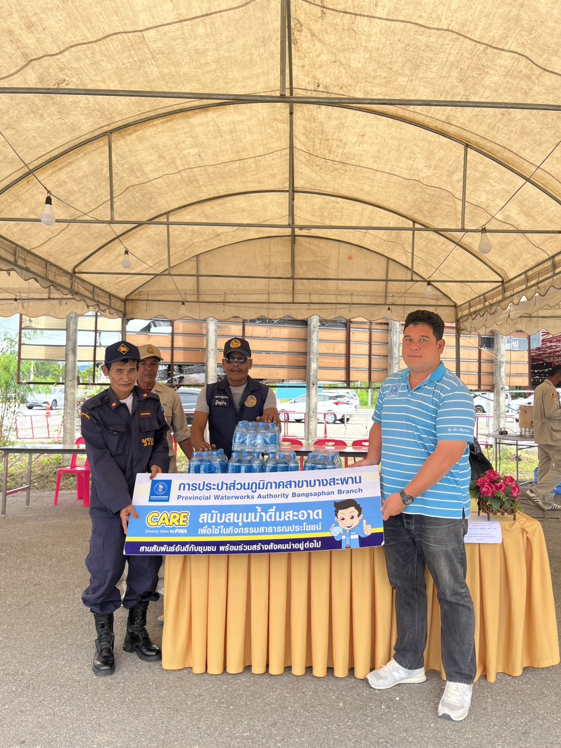 กปภ.สาขาบางสะพาน มอบน้ำดื่มบรรจุขวดตราสัญลักษณ์ กปภ. ให้จุดบริการประชาชน ช่วงเทศกาลสงกรานต์ พ.ศ.2568