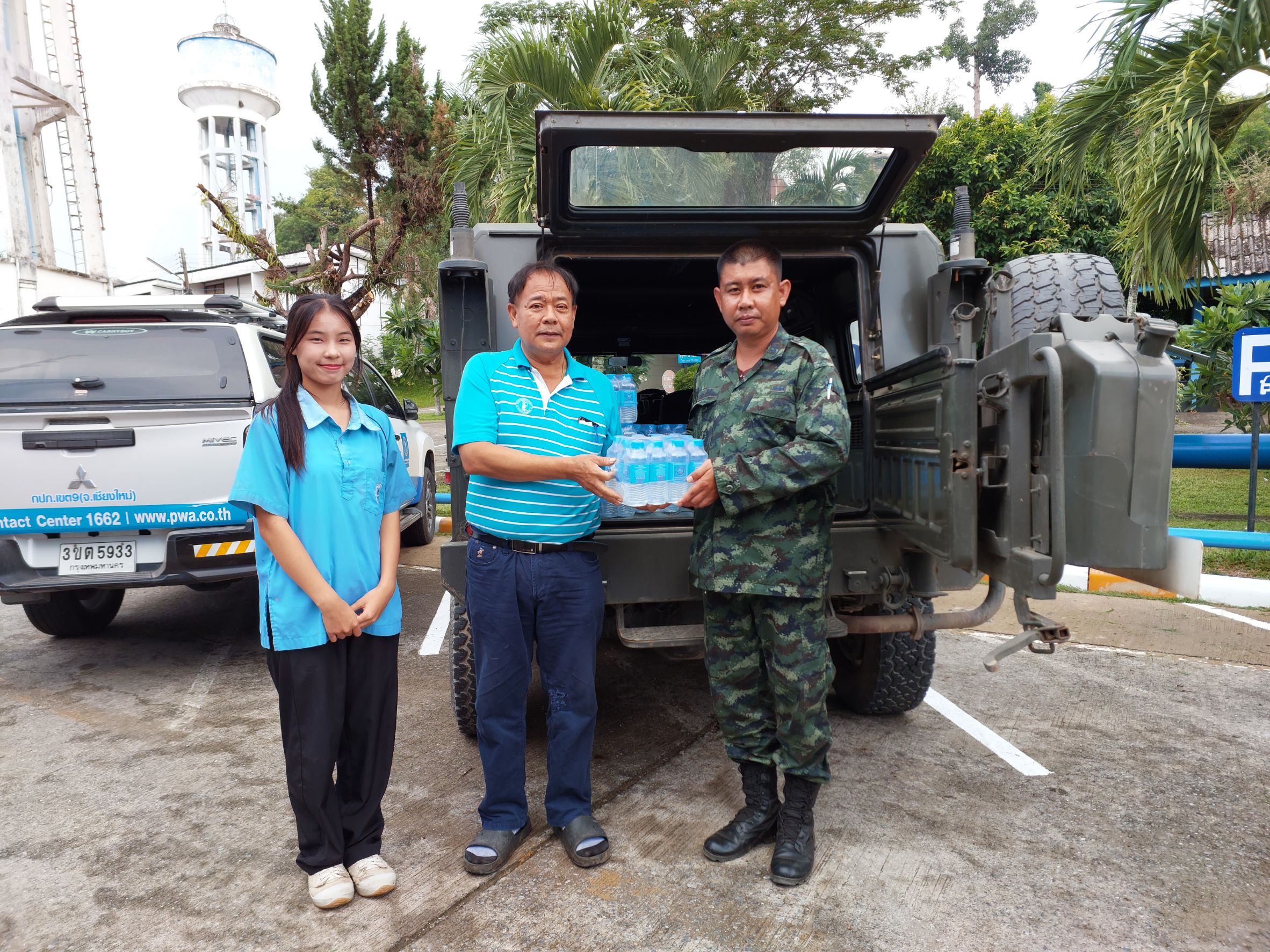 กปภ.สาขาแม่สาย วันที่ 13 พฤษภาคม 2568 สนับสนุนน้ำดื่ม ตราสัญลักษณ์ กปภ. ณ จุดผ่อนปรนการค้าท่าดินดำ บ้านป่าแดง ม.5 ต.เกาะช้าง อ.แม่สาย จ.เชียงราย