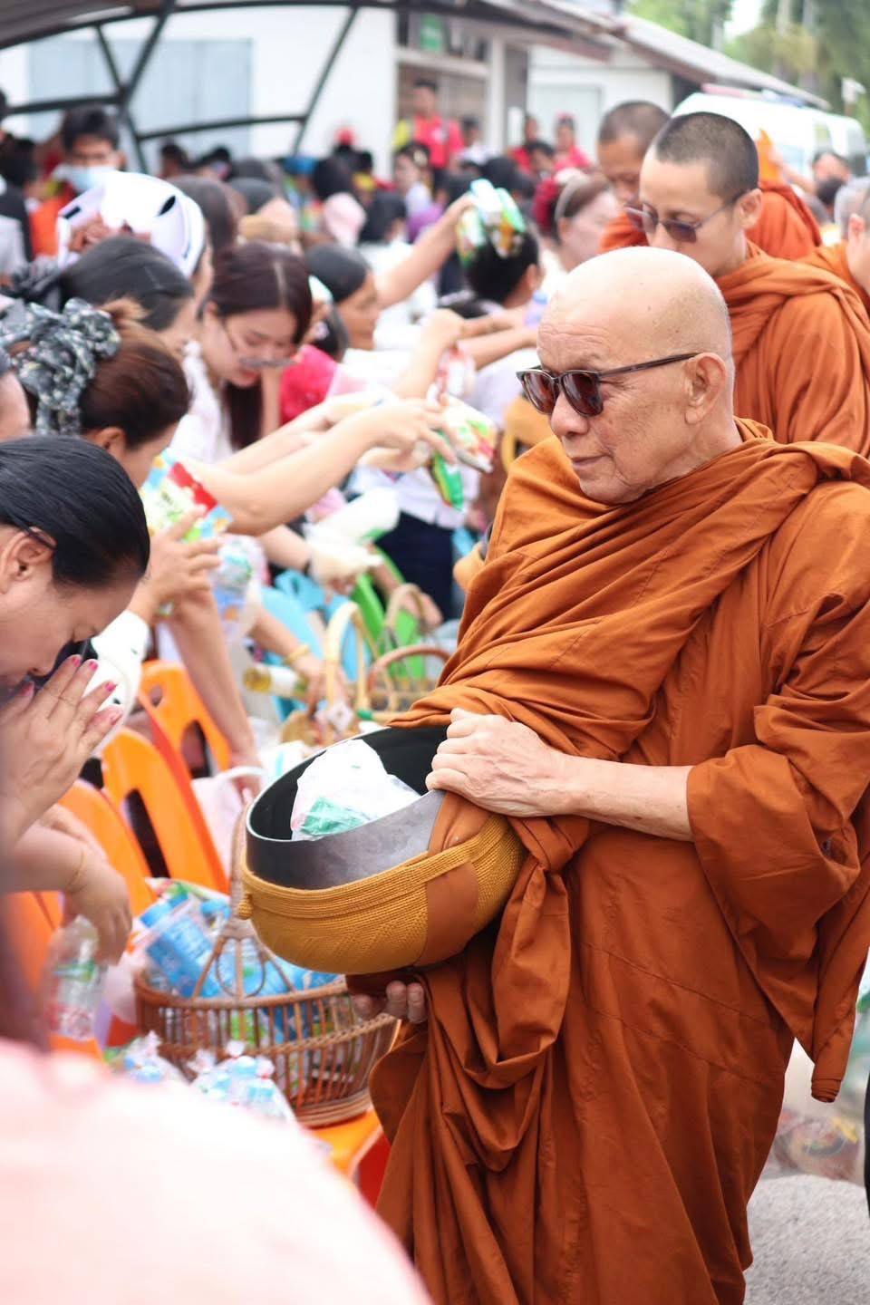 การประปาส่วนภูมิภาคสาขาจัตุรัส ร่วมพิธีทำบุญตักบาตรข้าวสารอาหารแห้ง และมอบปัจจัยสมทบทุนทอดผ้าป่าเพื่อจัดซื้อครุภัณฑ์ทางการแพทย์ อาคารผู้ป่วยนอก-อุบัติเหตุ ณ.โรงพยาบาลจัตุรัส