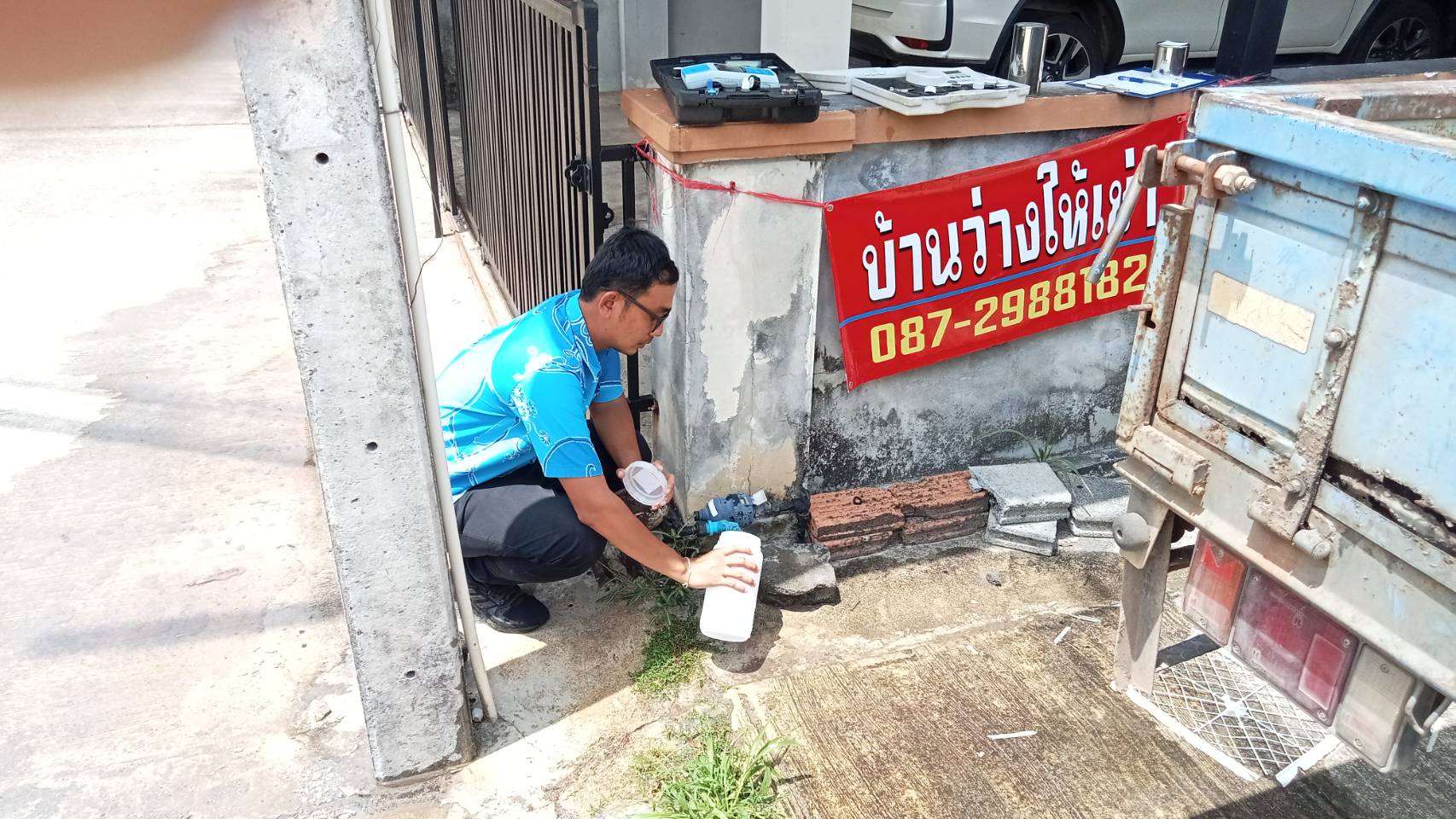 กปภ.สาขากาญจนดิษฐ์ ลงพื้นที่สุ่มน้ำประปา บริเวณบ้านผู้ใช้น้ำหมู่บ้านเมืองใหม่ ม.15 ต.ปากแพรก อ.ดอนสัก จ.สุราษฎร์ธานี พื้นที่หน่วยบริการบ้านใน โดยเก็บตัวอย่างน้ำจากก๊อกน้ำที่บ้านของผู้ใช้น้ำไปตรวจสอบคุณภาพน้ำ
