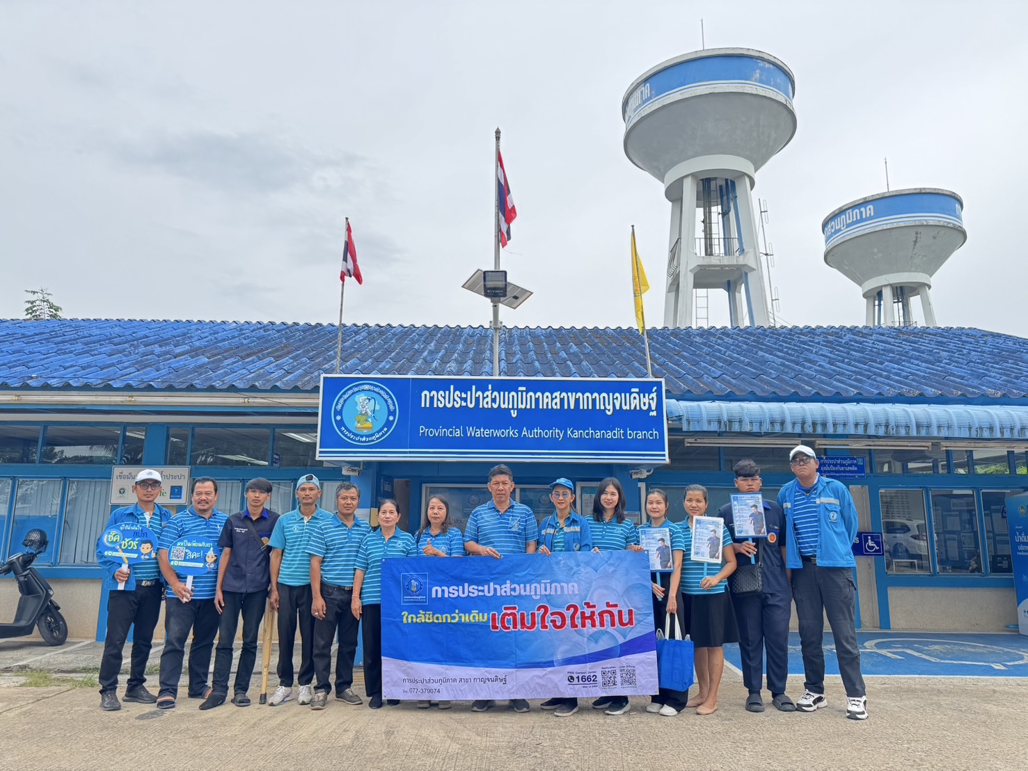 การประปาส่วนภูมิภาคสาขากาญจนดิษฐ์ นำทีมโดย นายสุรพงศ์ สมหวัง พร้อมด้วย หัวหน้างาน พนักงานในสังกัด ลงพื้นที่ให้บริการตรวจเช็คระบบประปาถึงบ้าน ตามโครงการ "มุ่งมั่นเพื่อปวงชน เติมใจให้กัน" ครั้งที่ 3 ประจำปีงบประมาณ 2568