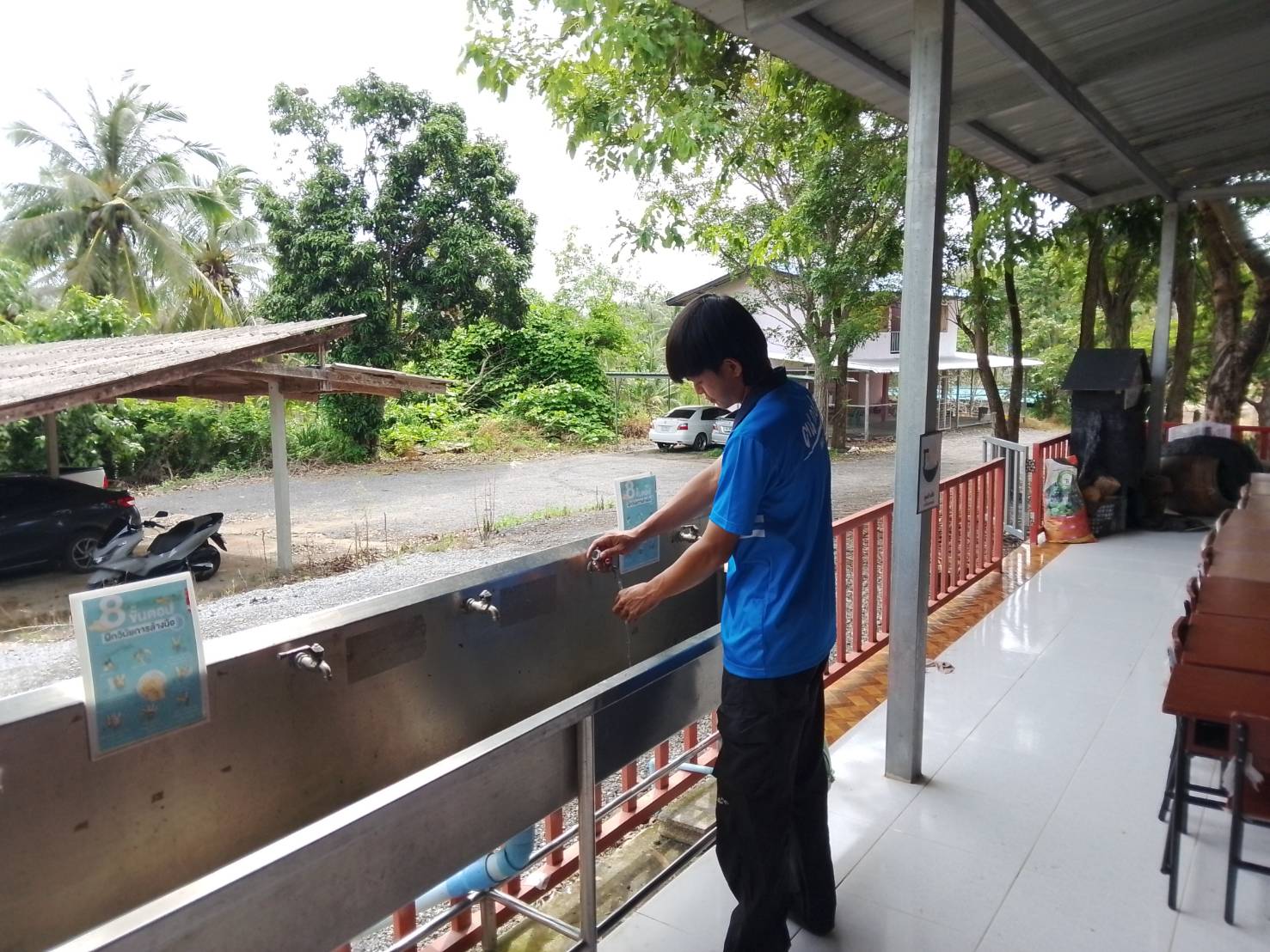 กปภ.สาขาบางสะพาน ลงพื้นที่ตรวจสอบคุณภาพน้ำและร่วมทำความสะอาดถังเก็บน้ำฝน ณ โรงเรียนบ้านเขามัน ต.ชัยเกษม อ.บางสะพาน จ.ประจวบคีรีขันธ์