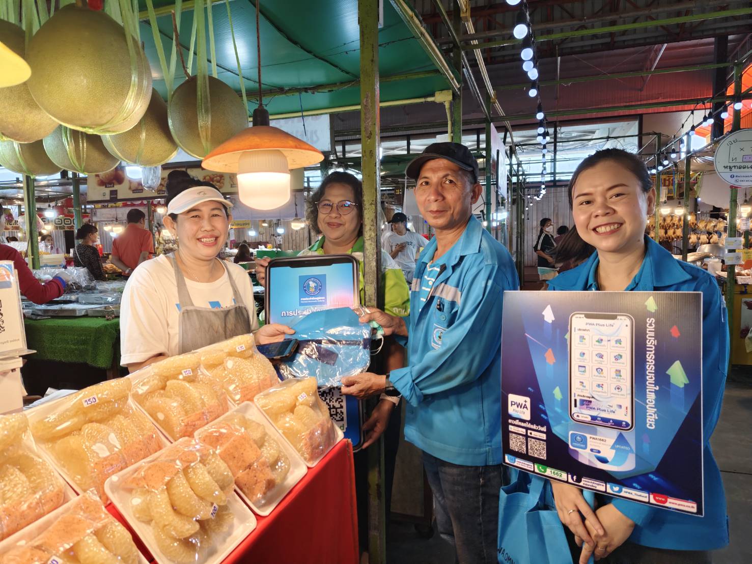 กปภ.สาขาอ้อมน้อย ลงพื้นที่ตลาดศาลายา เชิญชวนชำระค่าน้ำผ่านช่องทางออนไลน์
