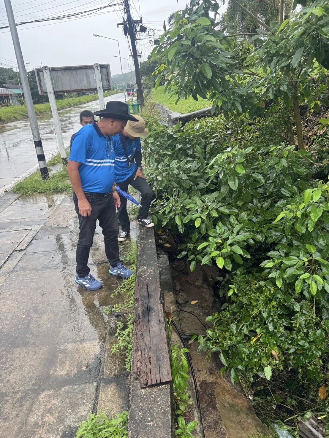 กปภ.สาขาคลองใหญ่ ออกตรวจสอบความเสียหายของท่อประปา จากเหตุการณ์ฝนตกหนักและน้ำท่วมขัง ในพื้นที่ตำบลคลองใหญ่