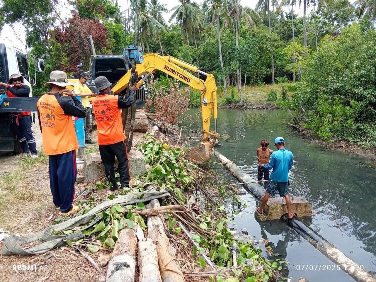 กปภ.สาขาเกาะพะงัน ดำเนินการปรับปรุงท่อส่งทางดูดน้ำจากทะเล ในลำรางบางน้ำเค็ม เพื่อความเสถียรในการเดินเครื่องทางดูด(ไล่อากาศในท่อ) โดยเสริมลูกถ่วงท่อ ขนาด 400 มม.