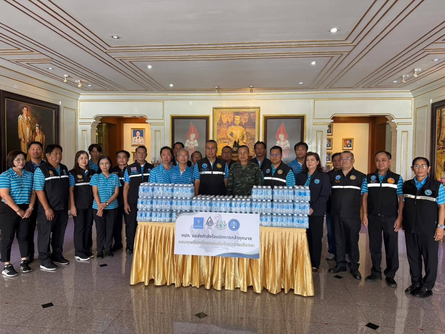 กปภ.สาขาปักธงชัย ร่วมส่งมอบน้ำดื่มบรรจุขวด ตราสัญลักษณ์ กปภ.