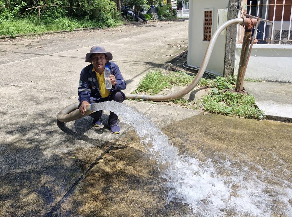 กปภ.ภูเก็ต นำทีมลงพื้นที่ บริเวณหมู่บ้านเดอะวัลเล่ย์ ตำบลศรีสุนทร อำเภอถลาง จังหวัดภูเก็ต ดำเนินการระบายตะกอนในเส้นท่อจ่ายน้ำ (Blow off)