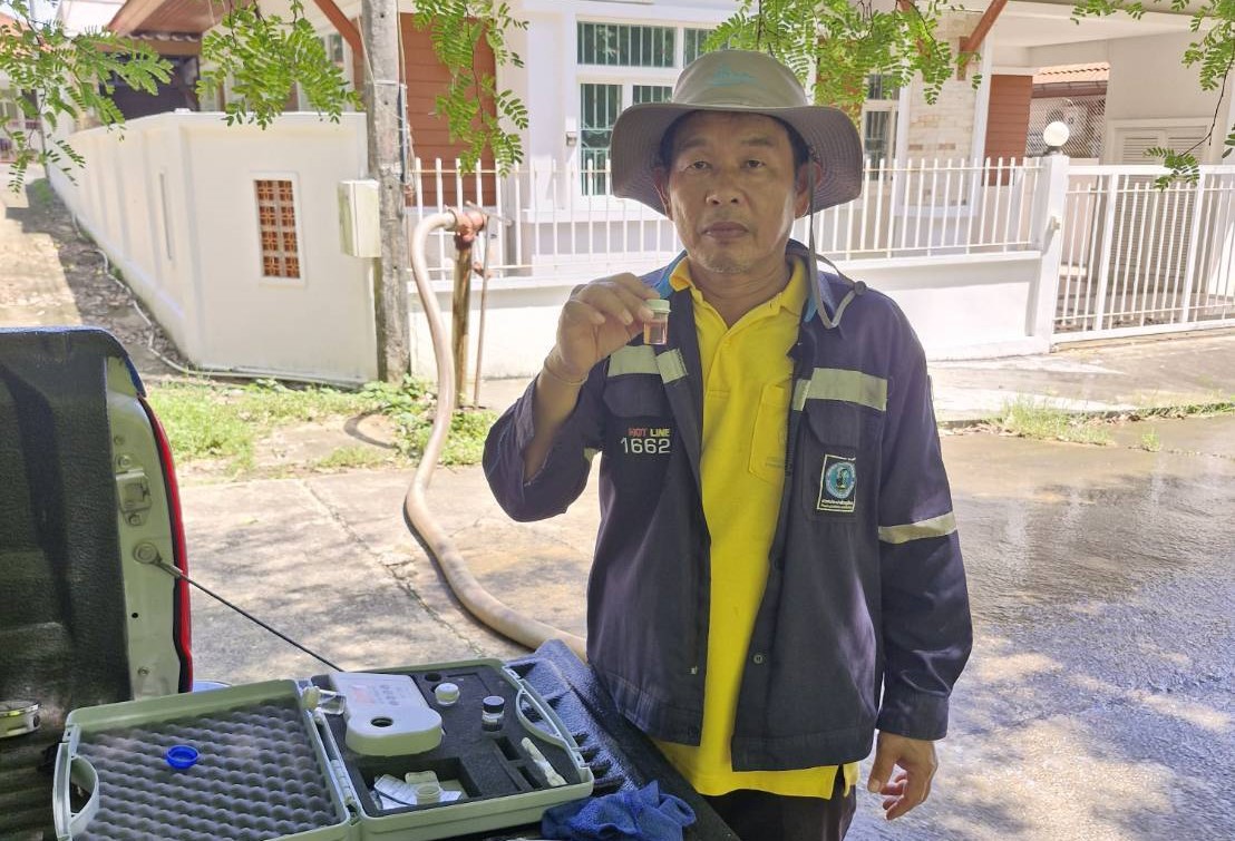 กปภ.สาขาภูเก็ต นำทีมลงพื้นที่ บริเวณหมู่บ้านเดอะวัลเล่ย์ ตำบลศรีสุนทร อำเภอถลาง จังหวัดภูเก็ต เพื่อดำเนินการตรวจสอบคุณภาพน้ำ