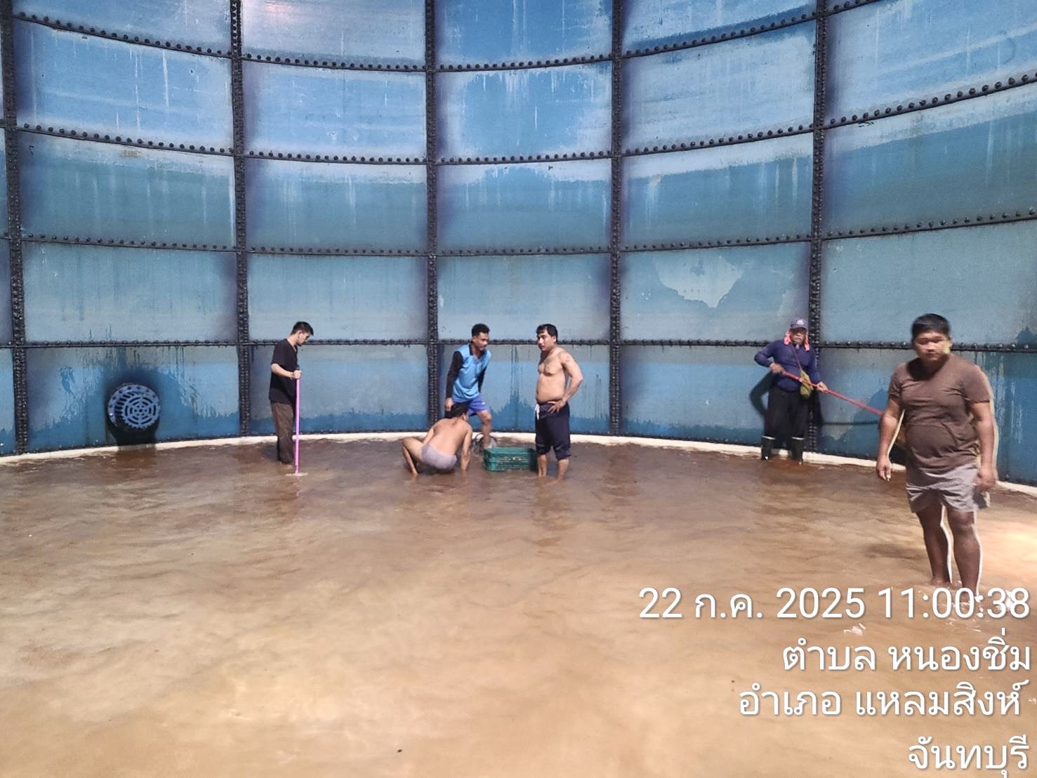 กปภ.สาขาขลุง ดำเนินการล้างถังน้ำใสภายใต้โครงการจัดการน้ำสะอาด (Water Safety Plan : WSP)