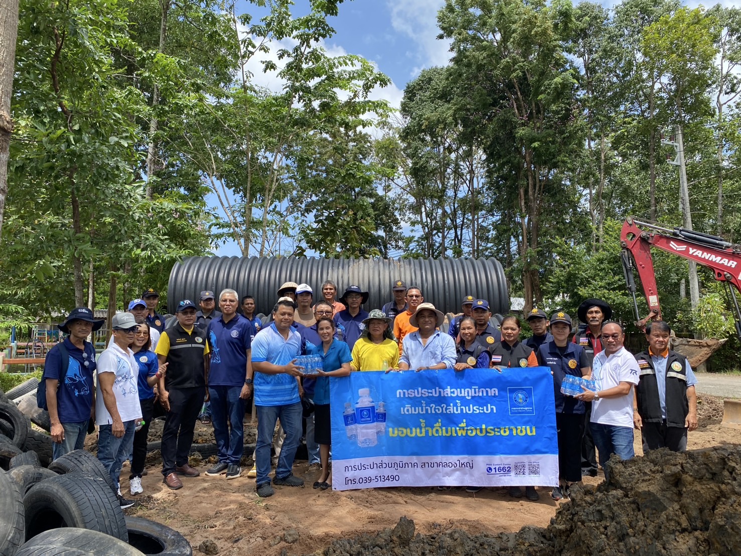 การประปาส่วนภูมิภาคสาขาคลองใหญ่ โดย นายประสิทธิ์ เจริญวงษ์ ผู้จัดการ กปภ.สาขาคลองใหญ่ มอบหมายให้ นายธวัชชัย ภูมิสถาน หัวหน้างานผลิต พร้อมด้วยพนักงานในสังกัด มอบน้ำดื่มบรรจุขวดตราสัญลักษณ์ กปภ. จำนวน 120 ขวด ให้กับ โรงเรียนวัดตะกาง