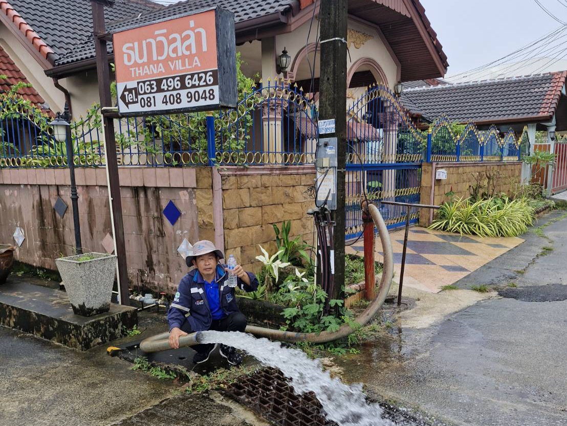กปภ.ภูเก็ต นำทีมลงพื้นที่ บริเวณหมู่บ้านอิรวดีเก็ตโฮ่ ซอยแบฮัว ตำบลกะทู้ อำเภอกะทู้ จังหวัดภูเก็ต ดำเนินการระบายตะกอนในเส้นท่อจ่ายน้ำ (Blow off)