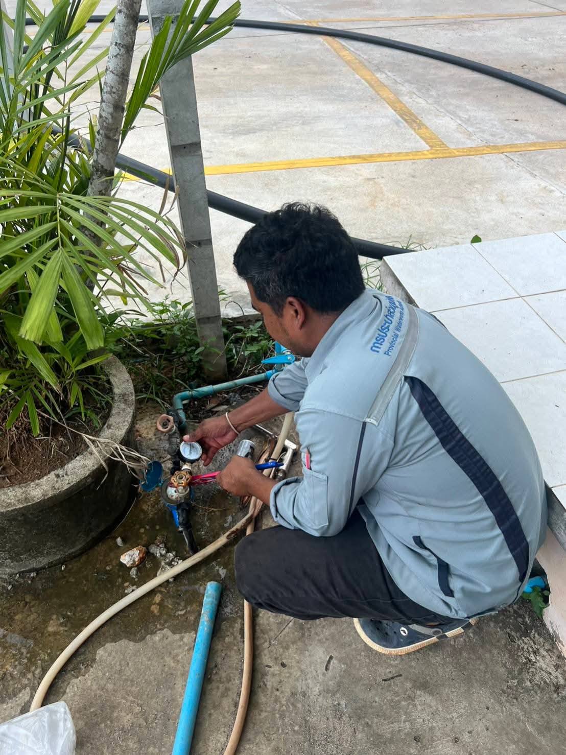 การประปาส่วนภูมิภาคสาขาอ่าวลึก ลงพื้นที่ตามโครงการ "ผู้ใช้น้ำมั่นใจ กปภ.เช็คชัวร์" โดยทำการตรวจสอบแรงดันน้ำ บริเวณพื้นที่อำเภออ่าวลึก จังหวัดกระบี่