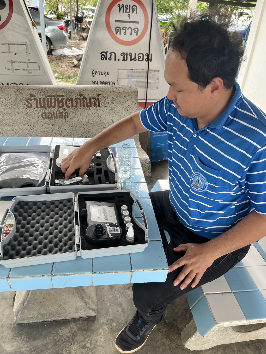 กปภ.สาขาขนอม ดำเนินการตรวจสอบคุณภาพน้ำประปา ณ ป้อมตำรวจสี่แยกครูประวิง และบ้านผู้ใช้น้ำ ม.3 ต.ขนอม ต.ขนอม อ.ขนอม จ.นครศรีธรรมราช