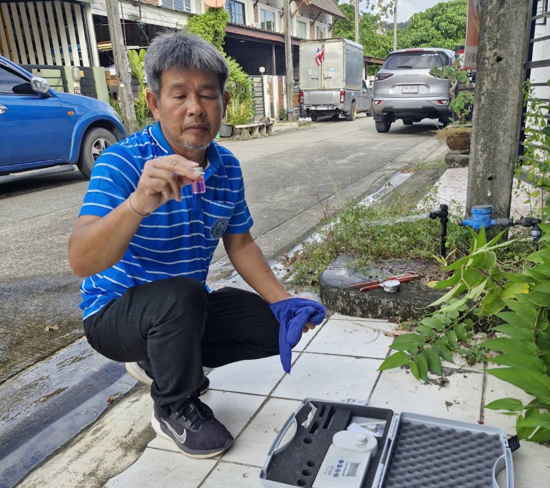 กปภ.สาขาภูเก็ต นำทีมลงพื้นที่ บริเวณหมู่บ้านสบายวิลเลจ 1 ซอย 6 กะทู้ ตำบลกะทู้ อำเภอกะทู้ จังหวัดภูเก็ต เพื่อดำเนินการตรวจสอบคุณภาพน้ำ