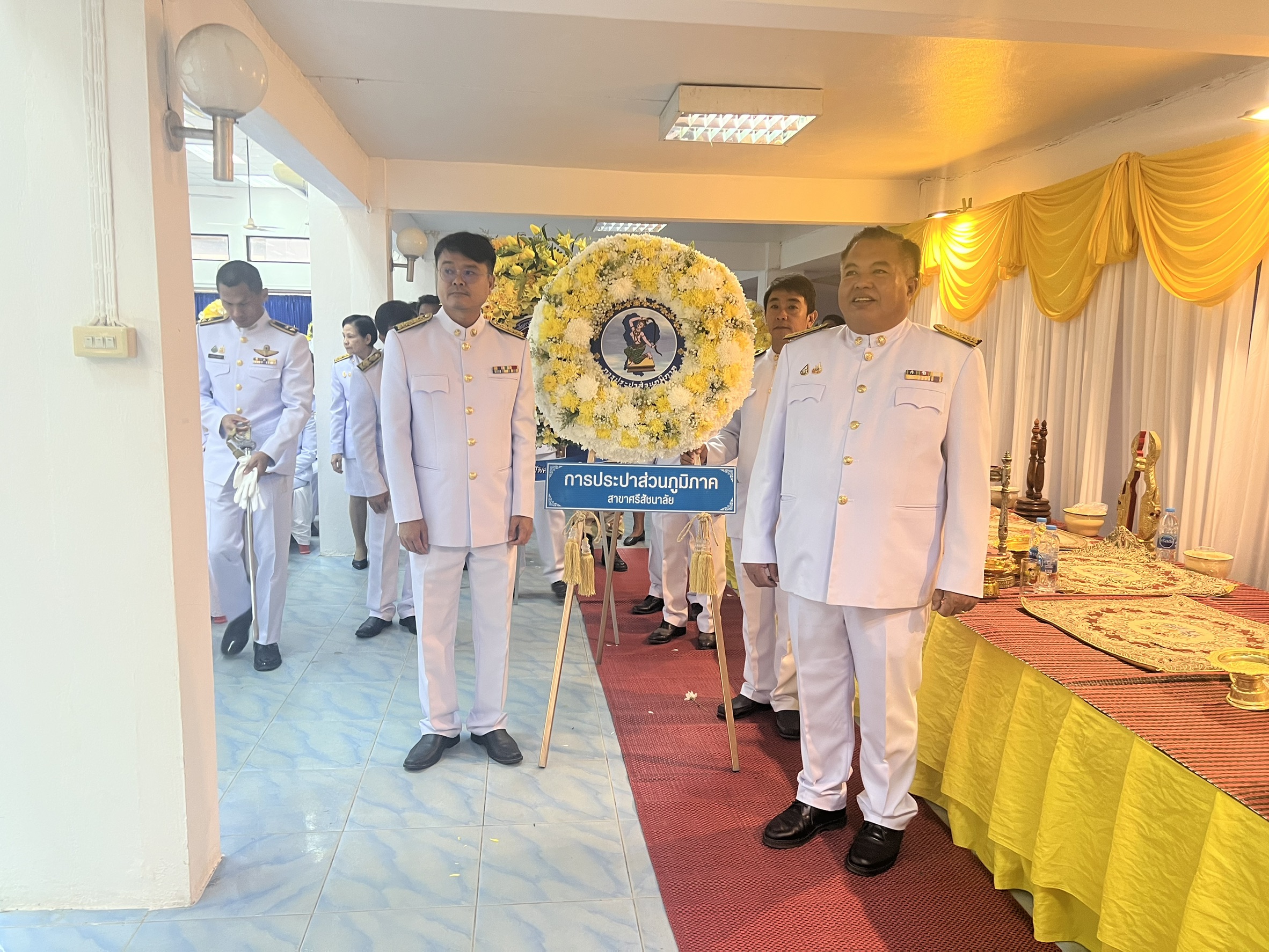 กปภ.สาขาศรีสัชนาลัย ร่วมวางพวงมาลา ณ หอประชุมอำเภอศรีสัชนาลัย เนื่องใน "วันนวมินทรมหาราช"