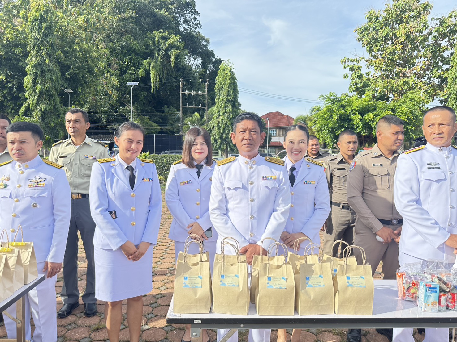 กปภ.สาขาบางสะพาน เข้าร่วมพิธีทำบุญตักบาตรและพิธีวางพวงมาลา ถวายเป็นพระราชกุศล เนื่องในวันนวมินทรมหาราช 13 ตุลาคม 2568