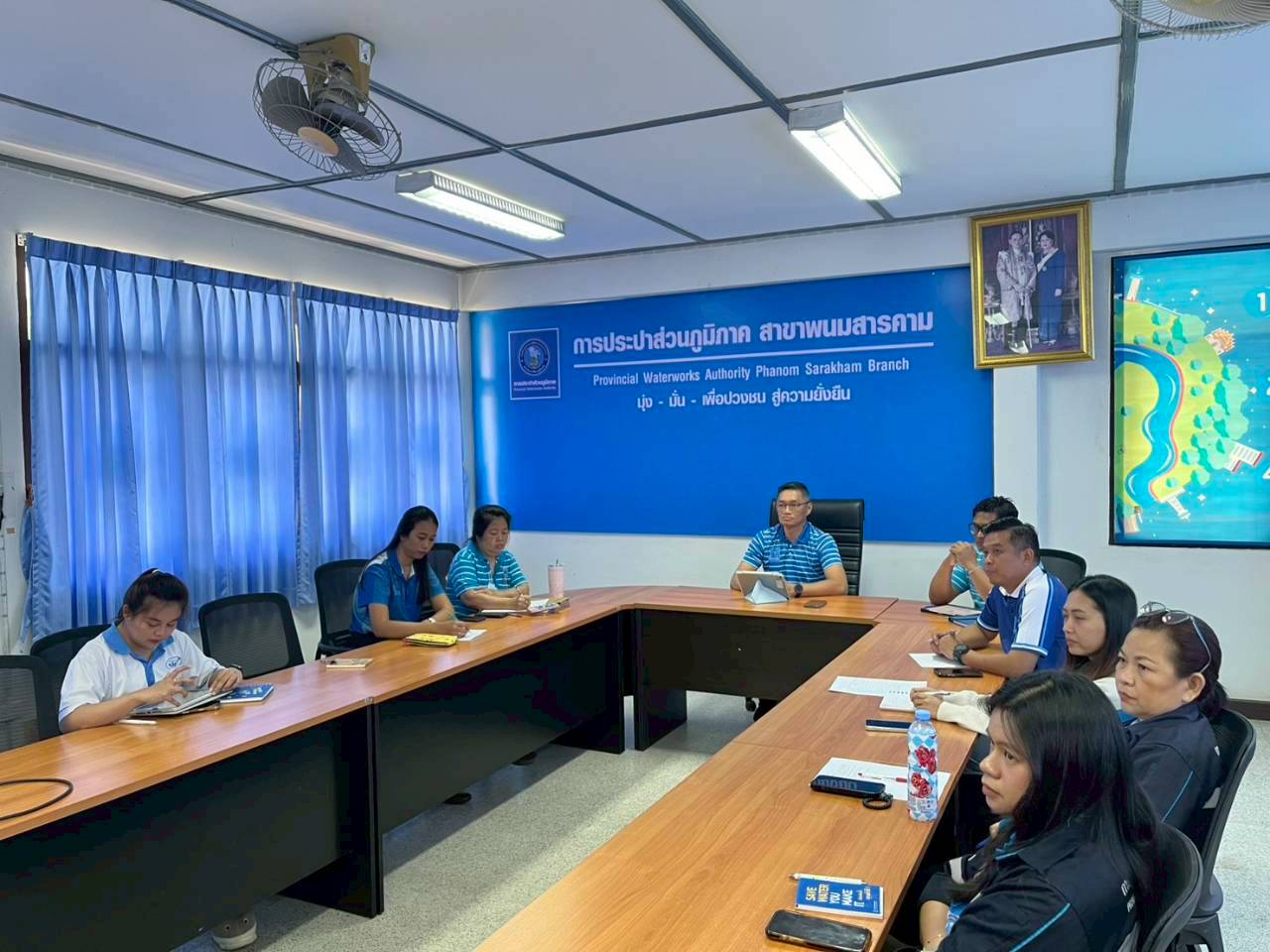 กปภ. สาขาพนมสารคาม  จัดกิจกรรมแลกเปลี่ยนเรียนรู้หัวข้อ เรื่อง การเขียนหนังสือราชการ  เมื่อวันที่ 24 ตุลาคม  2568 นำโดย นายนนทวัฒน์ วงศ์สุวานิช ผจก.กปภ.สาขาพนมสารคาม พร้อมด้วยนายชนะชล พุ่มแก้ว ผช.ผจก.กปภ.สาขาพนมสารคาม พร้อมด้วย หัวหน้างาน พนักงาน และเจ้าหน้าที่ในสังกัด กปภ.สาขาพนมสารคาม ร่วมแลกเปลี่ยนเรียนรู้ เสริมสร้างการแบ่งปันทักษะและองค์ความรู้ระหว่างหน่วยงานภายใน กับ กปภ. .สาขาพนมสารคาม ในหัวข้อ "การเขียนหนังสือราชการ "  ณ ห้องประชุมชั้น 2 สำนักงานการประปาส่วนภูมิภาคสาขาพนมสารคาม กิจกรรมในครั้งนี้จัดขึ้นโดยมีวัตถุประสงค์เพื่อส่งเสริมการถ่ายทอดองค์ความรู้ และประสบการณ์จากการปฏิบัติงานจริงในแต่ละด้าน มุ่งสร้างบรรยากาศของการแลกเปลี่ยนความคิดเห็นร่วมกันอย่างสร้างสรรค์ ไม่ว่าจะเป็นการนำเสนอแนวทางการดำเนินงาน และการแก้ไขปัญหาที่พบในการปฏิบัติงาน และยังเป็นกลไกที่ช่วยพัฒนาทักษะของบุคลากรให้สา