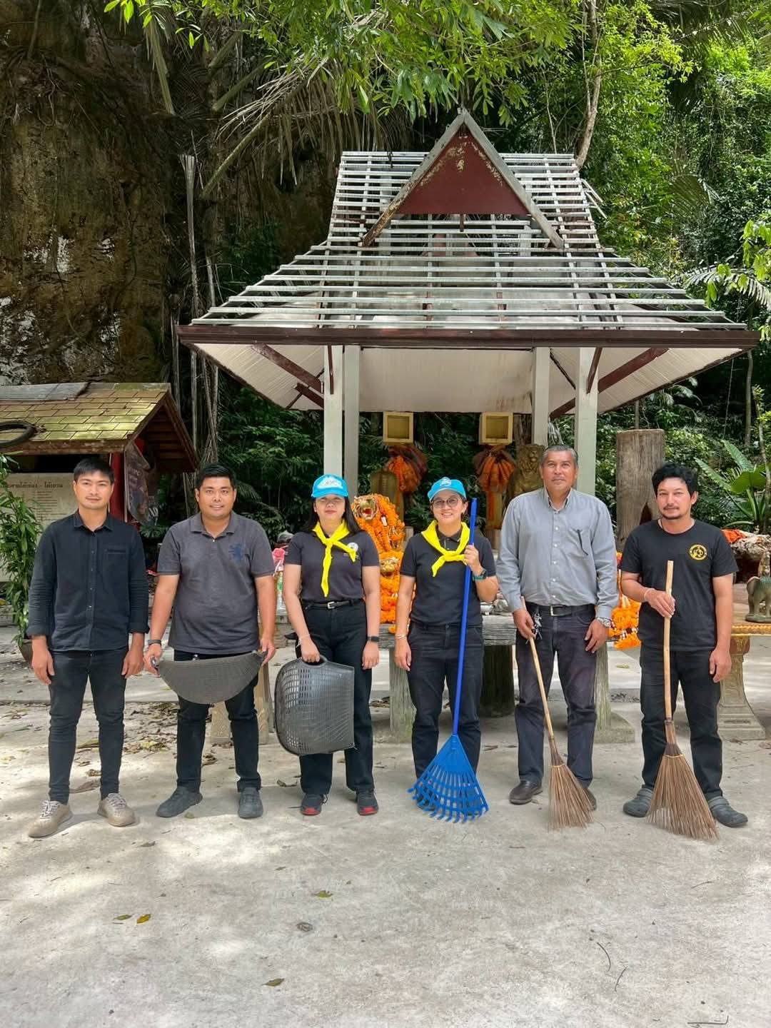 การประปาส่วนภูมิภาคสาขาอ่าวลึก  ทำกิจกรรมจิตอาสาบำเพ็ญสาธารณะประโยชน์ เนื่องในวันนวมินทรมหาราช 13 ตุลาคม 2568 และ วันปิยมหาราช 23 ตุลาคม 2568 ณ ศาลโต๊ะช่อง โต๊ะยวน ซึ่งเป็นสิ่งศักดิ์สิทธิ์คู่อำเภออ่าวลึก ที่ประชาชนมาสักการะบูชา