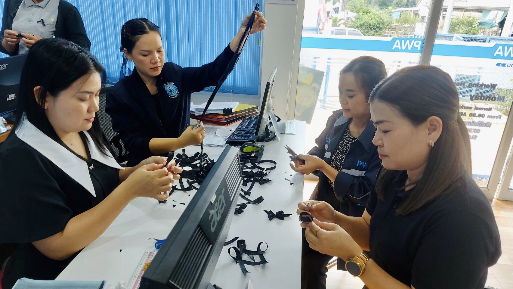 การประปาส่วนภูมิภาคสาขามหาสารคาม จัดทำ ริบบิ้นสีดำ มอบให้แก่ลูกค้า ประชาชนที่มาใช้บริการ ณ สำนักงาน กปภ.สาขามหาสารคาม