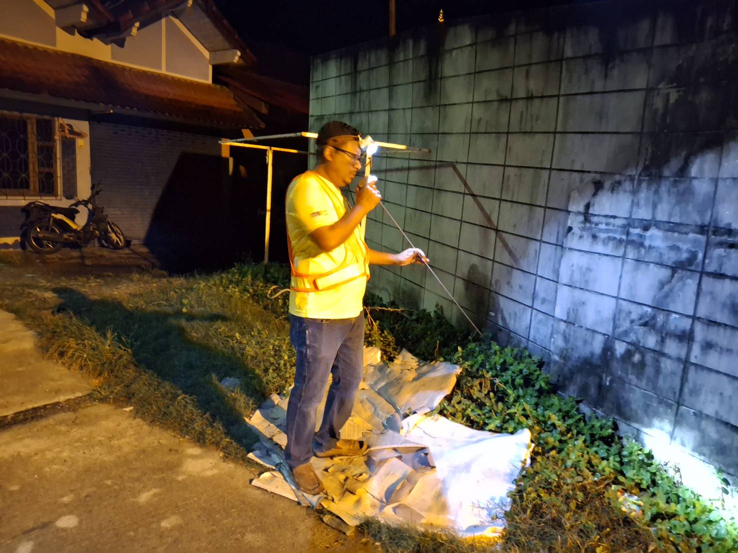 กปภ.สาขาขนอม ลงพื้นที่ปฏิบัติงานลดน้ำสูญเสีย โดยวิธี Step Test และเดินสำรวจหาท่อแตก/ท่อรั่ว ตามแผนปฏิบัติการลดน้ำสูญเสีย