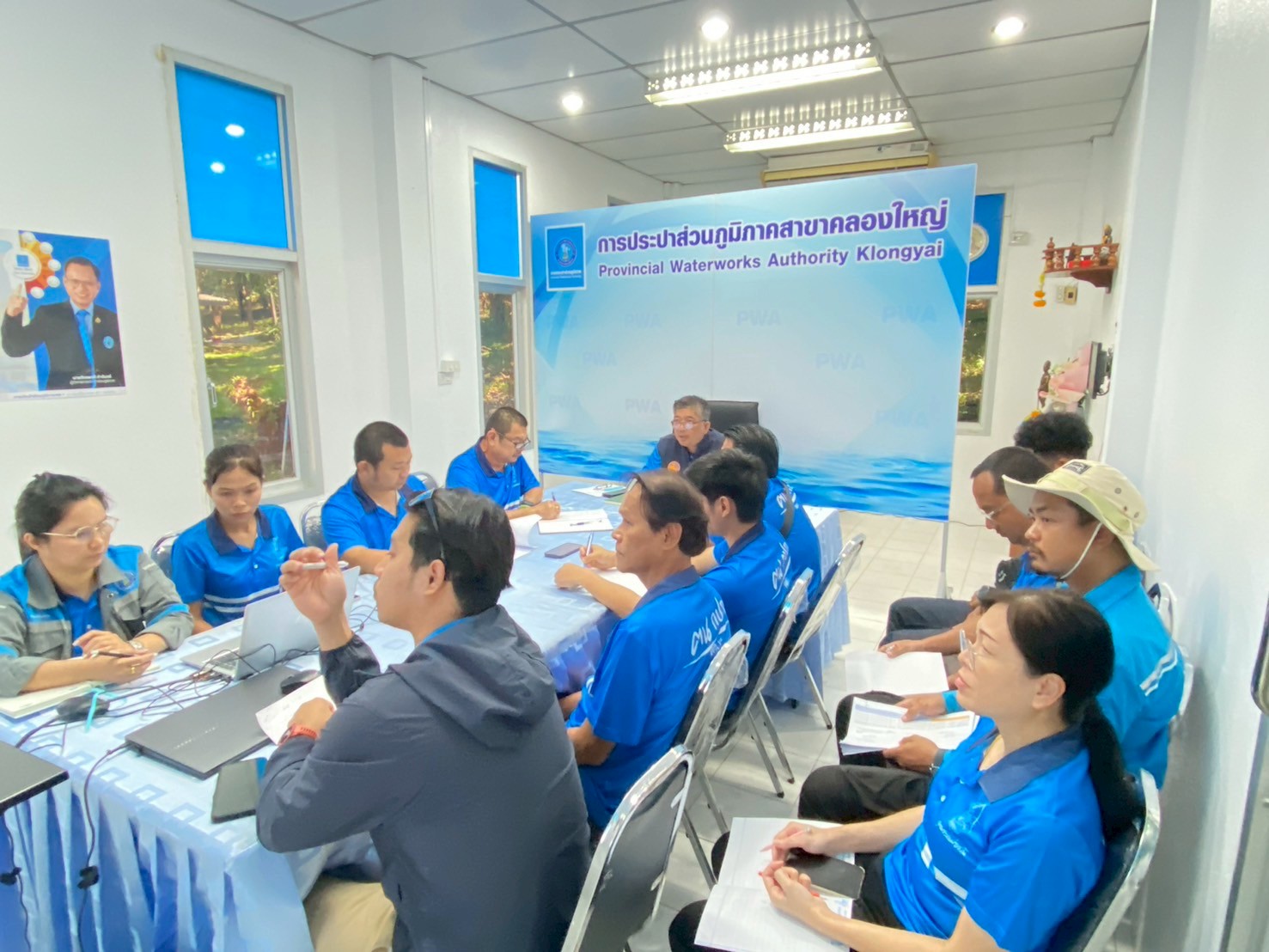 วันพุธที่ 15 ตุลาคม 2568 การประปาส่วนภูมิภาคสาขาคลองใหญ่ นำโดย นายประภัทธิ์ ธรรมพร ผู้จัดการการประปาส่วนภูมิภาคสาขาคลองใหญ่ พร้อมด้วยหัวหน้างานและพนักงานในสังกัด กปภ.สาขาคลองใหญ่ ร่วมจัดกิจกรรมสนทนายามเช้า (Morning Talk) ครั้งที่ 1/2569 ประจำเดือน ตุลาคม 2568