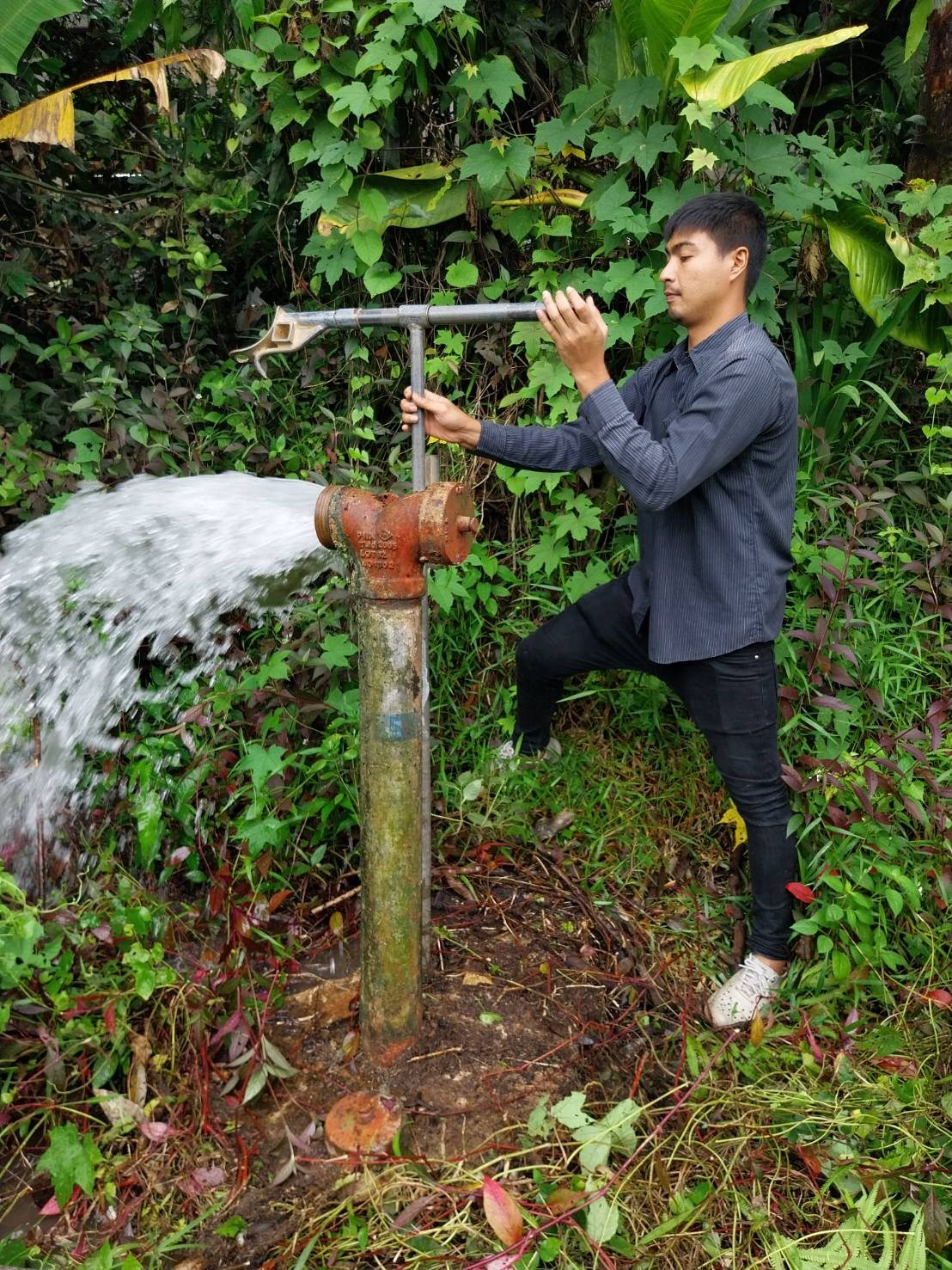 การประปาส่วนภูมิภาคสาขาอ่าวลึก ดำเนินการตามแผนงานบริการและควบคุมน้ำสูญเสีย โบล์วตะกอน ตามแผนระบายตะกอนในเส้นท่อ บริเวณพื้นที่ อำเภออ่าวลึก จังหวัดกระบี่