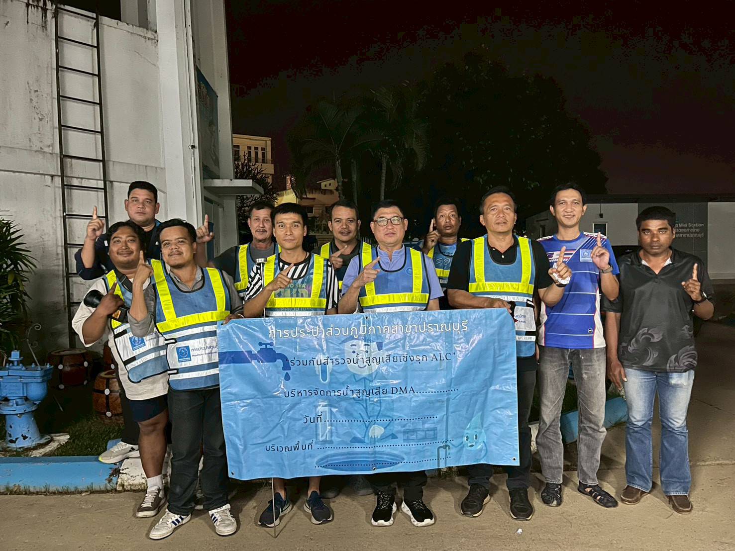 กปภ.สาขาปราณบุรี ลงพื้นที่ค้นหาท่อแตกรั่ว (ALC) พร้อมตรวจสอบแรงดันน้ำ บริเวณ หมู่ 2 ต.วังก์พง อ.ปราณบุรี จ.ประจวบคีรีขันธ์ เพื่อแก้ไขปัญหาน้ำประปาไหลอ่อน -ไม่ไหลในพื้นที่