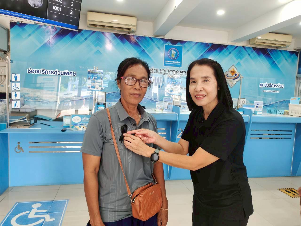 กปภ. สาขาสวรรคโลก เชิญชวนร่วมลงนามพร้อมเเจกโบว์ดำฟรี เพื่อแสดงความอาลัยแด่สมเด็จพระนางเจ้าสิริกิติ์ พระบรมราชินีนาถ บรมราชชนนี พระพันปีหลวง ณ สำนักงาน กปภ.สาขาสวรรคโลก