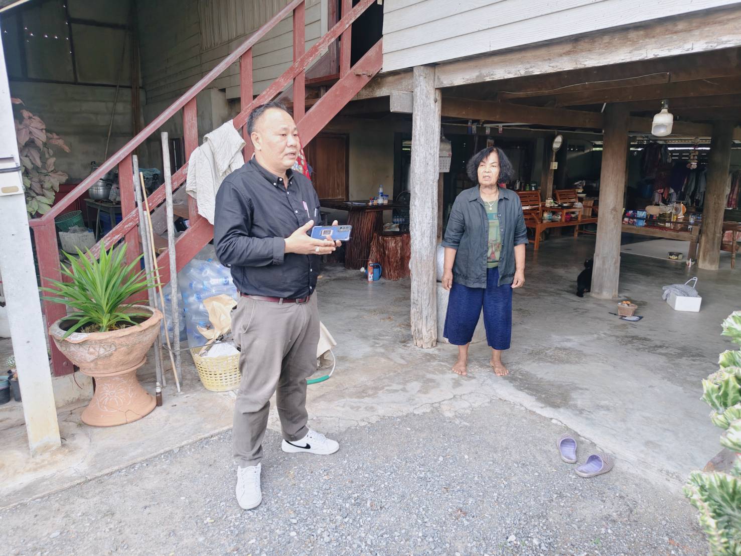 การประปาส่วนภูมิภาคสาขานครปฐม ลงพื้นที่ตรวจสอบปัญหาน้ำประปาไหลอ่อน