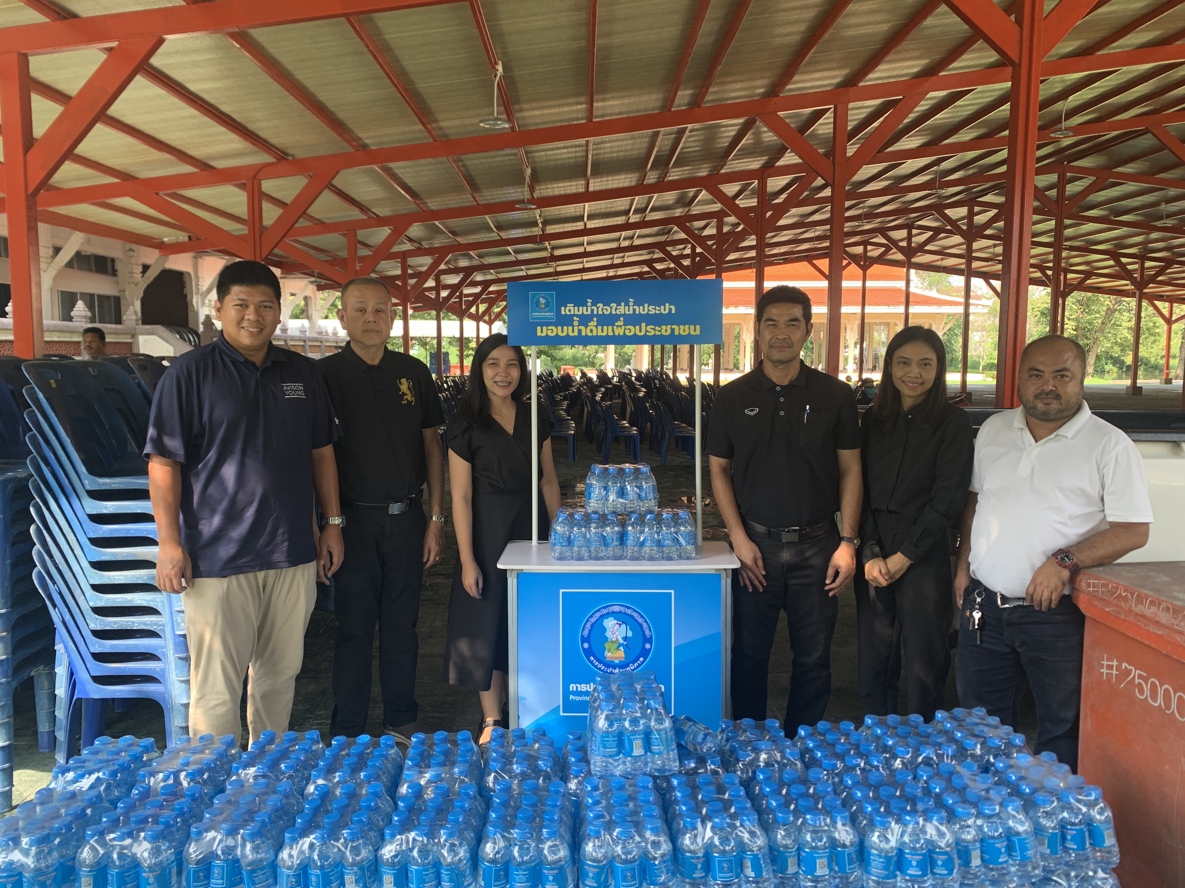 กปภ.ข.3 ร่วมกับ กปภ.สาขาอ้อมน้อย มอบน้ำดื่มเพื่ออำนวยความสะดวกแก่ประชาชนที่เดินทางเข้าเฝ้าฯ กราบถวายบังคมพระบรมศพ พระพันปีหลวง ณ ลานพิธีพุทธมณฑล