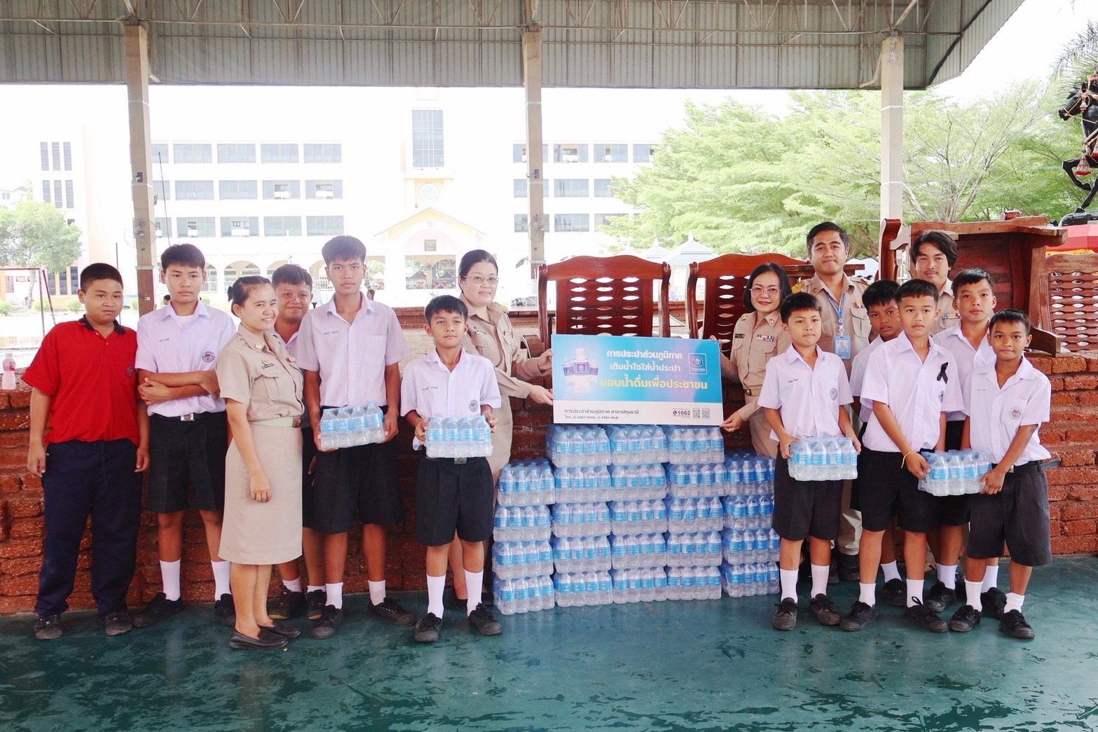 การประปาสาขาปทุมธานี(พ) มอบน้ำดื่ม แก่โรงเรียนวัดป่างิ้ว เพื่อบรรเทาความเดือดร้อนช่วงน้ำท่วม