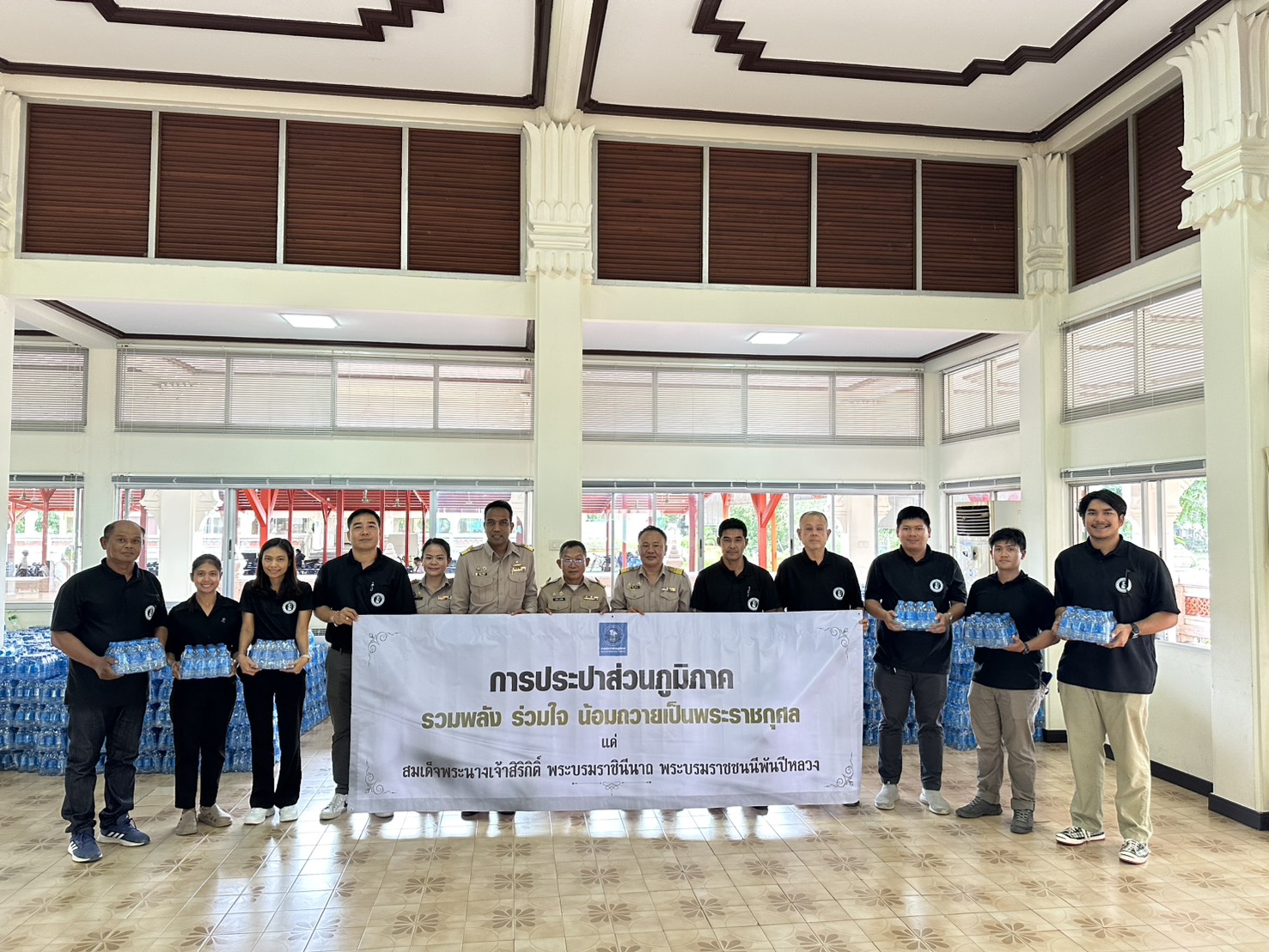 กปภ.เขต ๓ และกปภ.สาขาในพื้นที่ จ.นครปฐม ร่วมสนับสนุนน้ำดื่มสะอาดแก่ประชาชนผู้เดินทางมากราบถวายบังคมพระบรมศพ สมเด็จพระนางเจ้าสิริกิติ์ พระบรมราชินีนาถ พระบรมราชชนนีพันปีหลวง ณ ลานพุทธมณฑล