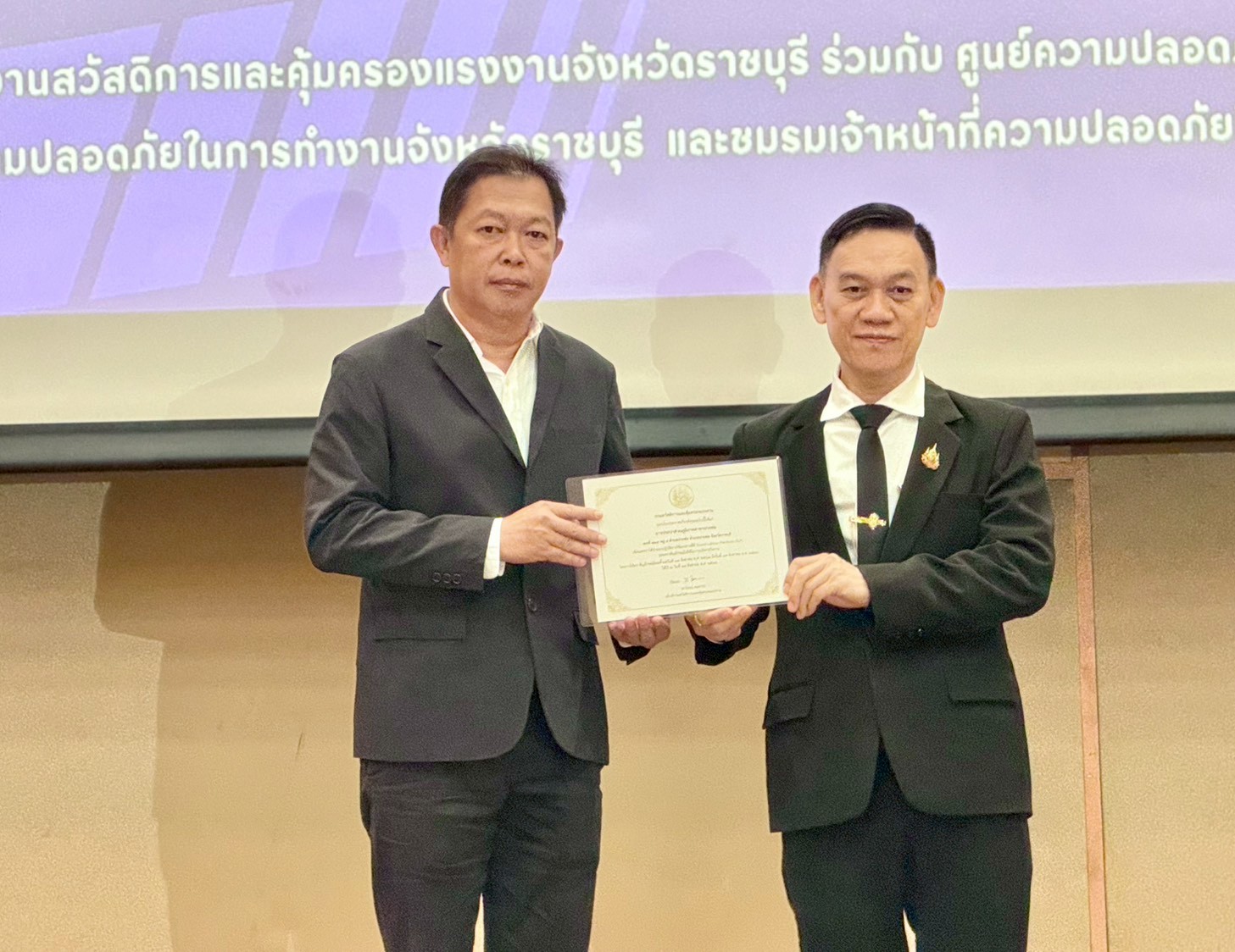 การประปาส่วนภูมิภาคสาขาปากท่อ เข้ารับใบรับรอง มาตรฐานการป้องกันและแก้ไขปัญหายาเสพติดในสถานประกอบกิจการ (มยส.) เป็นรางวัลสถานประกอบกิจการที่เป็นแบบอย่างที่ดีในการบริหารจัดการปัญหายาเสพติด และรับใบประกาศเกียรติคุณ เพื่อแสดงว่าได้นำแนวปฏิบัติการใช้แรงงานที่ดี (Good Labour Practices:GLP).