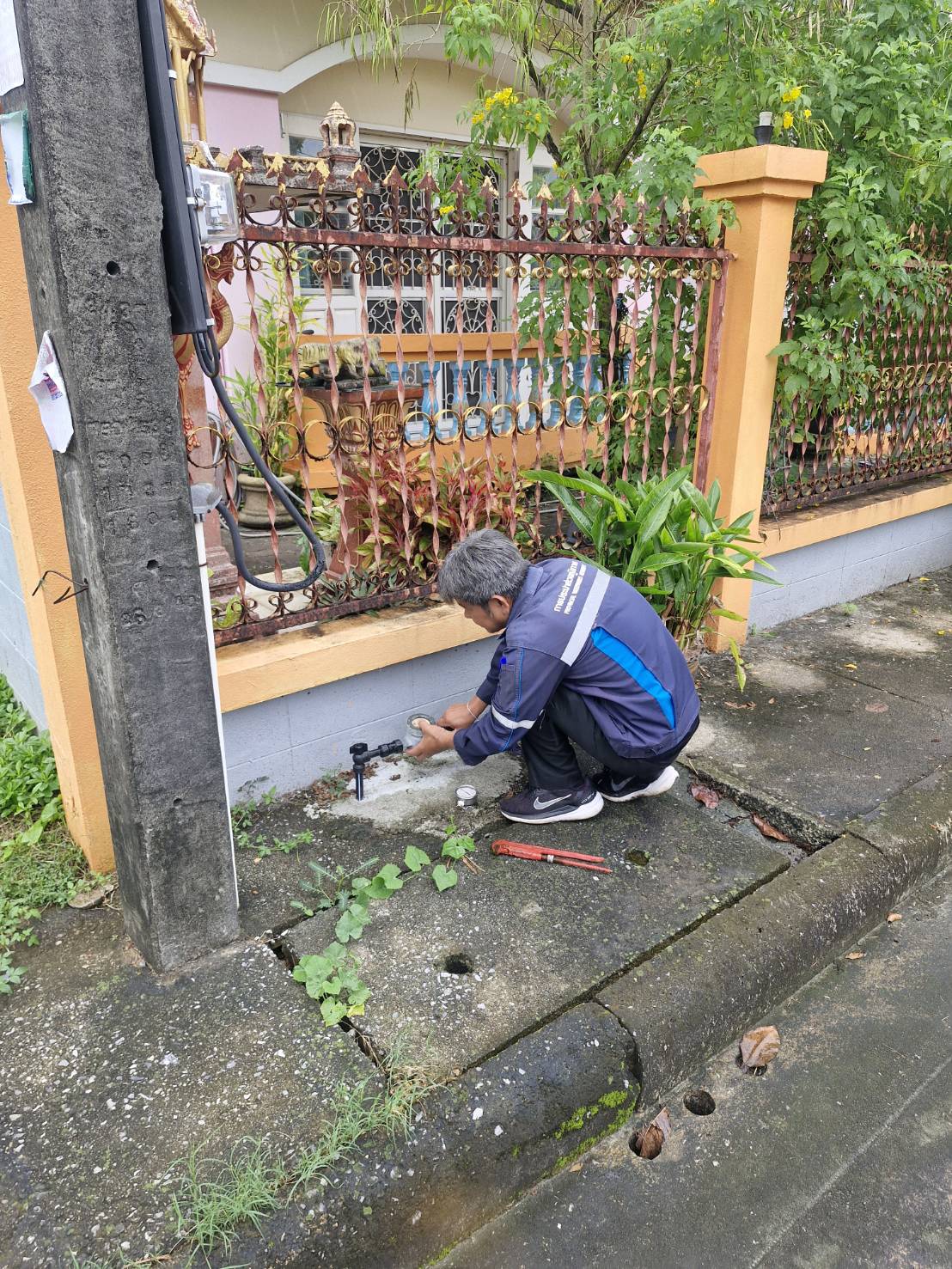 กปภ.สาขาภูเก็ต นำทีมลงพื้นที่ บริเวณหมู่บ้านภูเก็ตวิลล่า3 ต.วิชิต อ.เมือง จ.ภูเก็ต ดำเนินการตรวจวัดแรงดัน