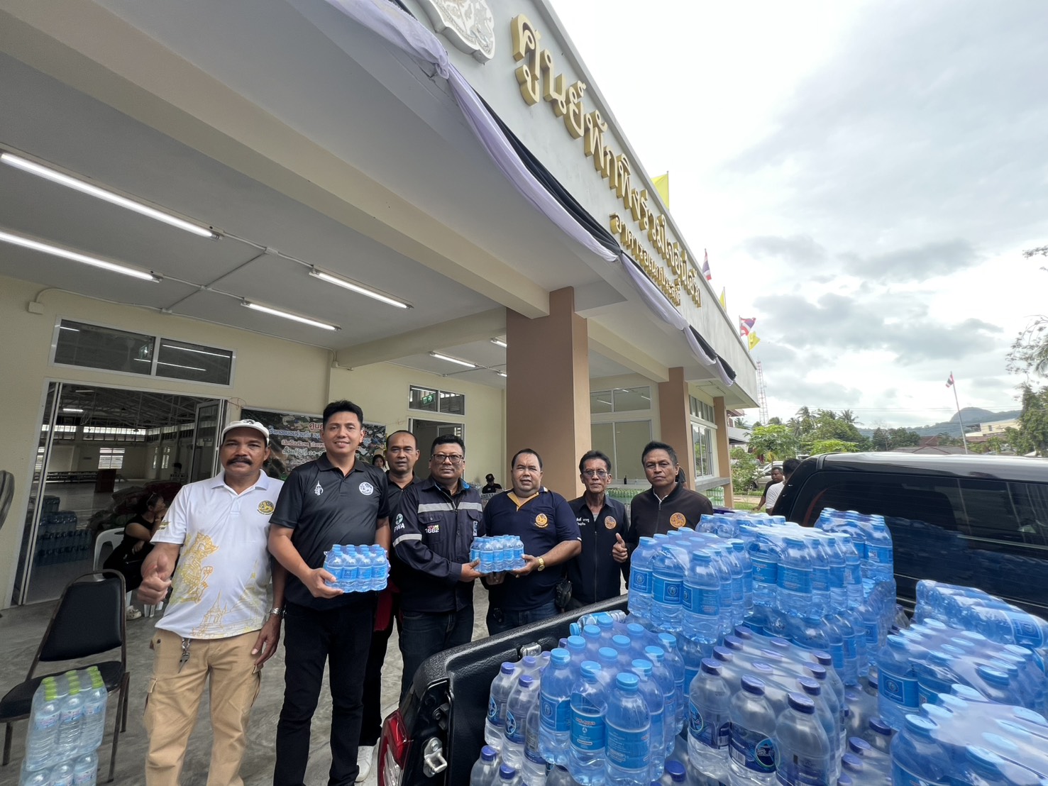 การประปาส่วนภูมิภาคสาขาขนอม ร่วมบริจาคน้ำดื่มตราสัญลักษณ์ กปภ. รวมทั้งจัดหาน้ำดื่มเพิ่มเติมจากผู้ผลิตภายนอกที่มีมาตรฐาน จำนวน รวม 1,200 ขวด ส่งเข้าพื้นที่อำเภอหาดใหญ่ จังหวัดสงขลา