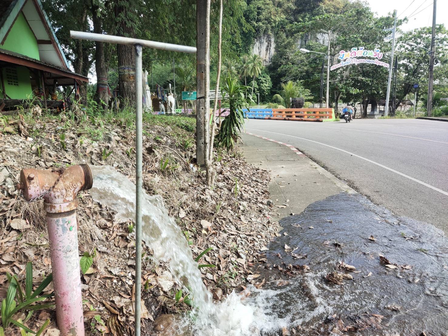 กปภ.สาขากระบี่ ดำเนินการตามแผนงานบริการและควบคุมน้ำสูญเสีย โบล์วน้ำเพื่อระบายตะกอนในเส้นท่อ บริเวณพื้นที่ ถนนหินขวาง ตำบลกระบี่ใหญ่ อำเภอเมือง จังหวัดกระบี่