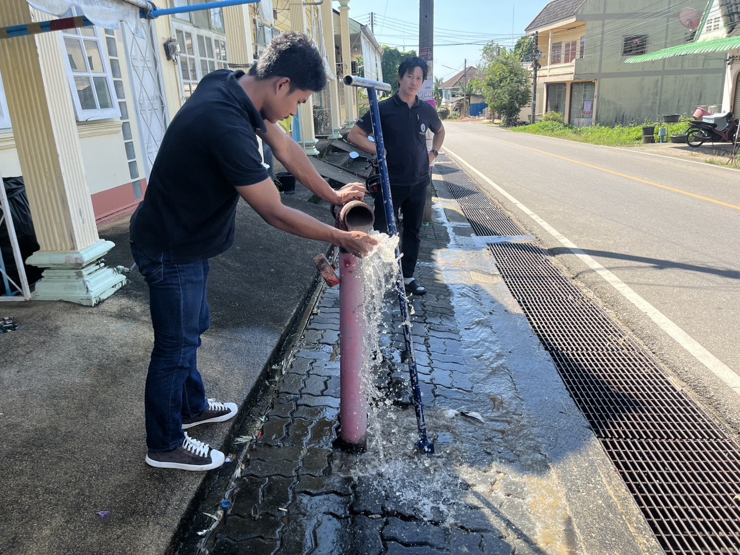 กปภ.สาขากระบี่ ดำเนินการตามแผนงานบริการและควบคุมน้ำสูญเสีย โบล์วน้ำเพื่อระบายตะกอนในเส้นท่อ บริเวณพื้นที่ ถนนกระบี่ ซอยอำมาตย์ ตำบลปากน้ำ อำเภอเมือง จังหวัดกระบี่