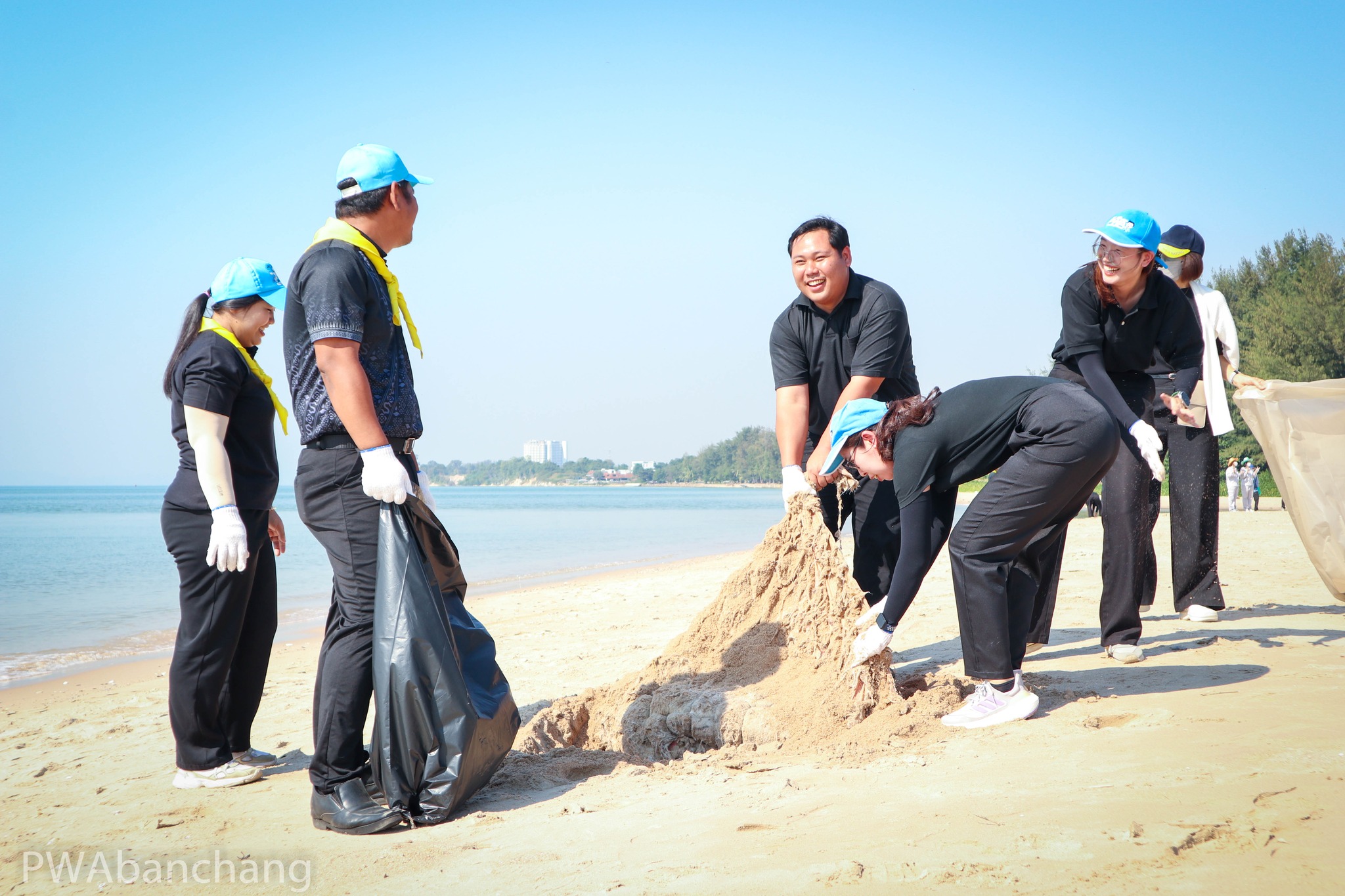 **กปภ.สาขาบ้านฉาง ร่วมกิจกรรมจิตอาสาบำเพ็ญสาธารณประโยชน์ เนื่องในวันพ่อแห่งชาติ**